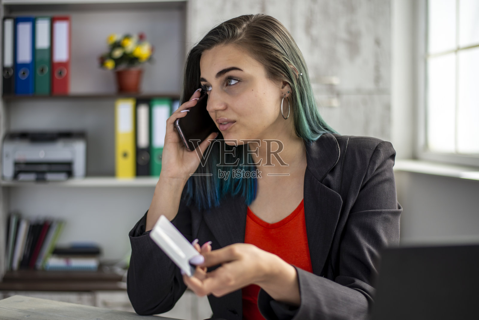 一个在办公室工作的女商人的肖像。照片摄影图片