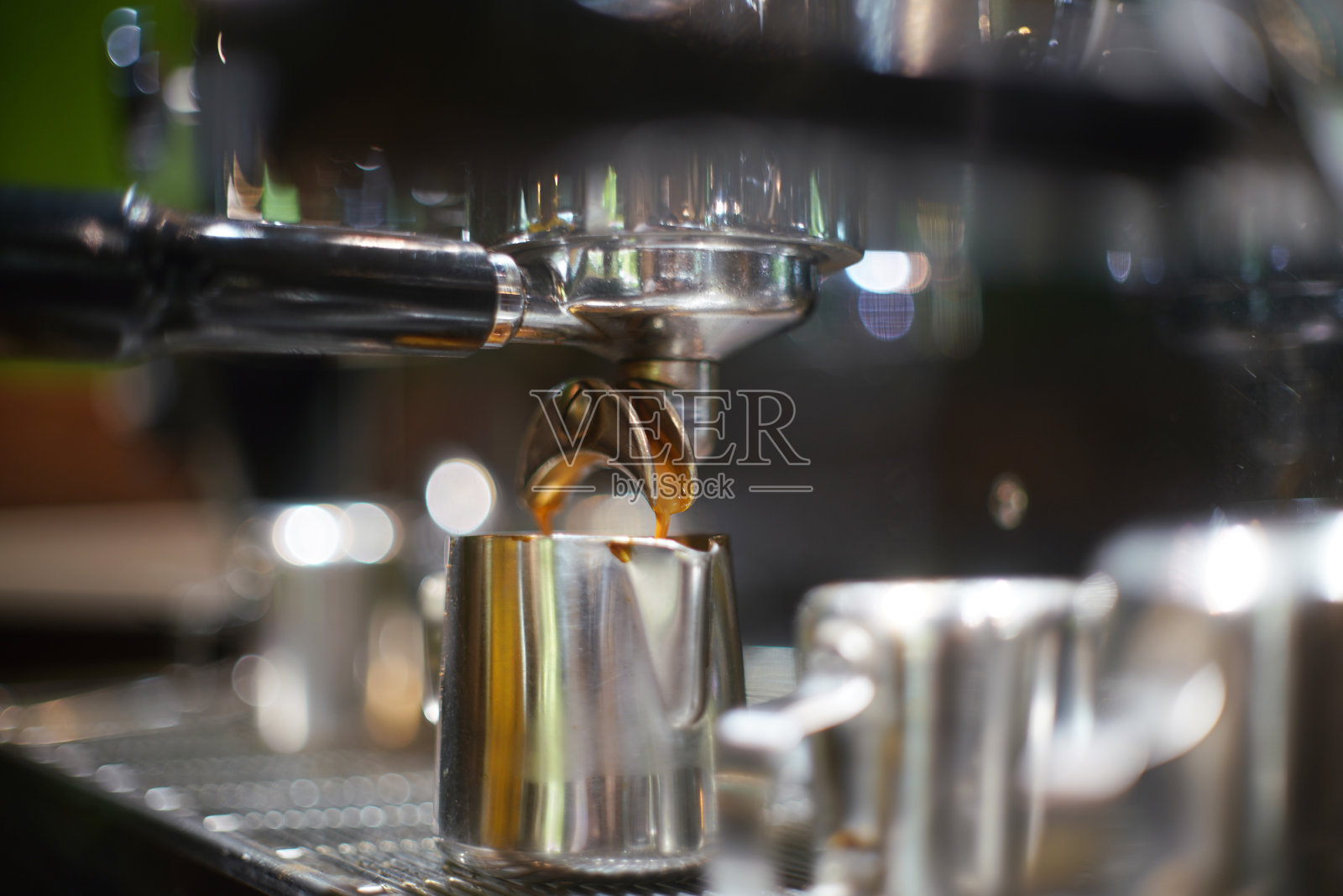 咖啡师在咖啡店里煮咖啡。照片摄影图片