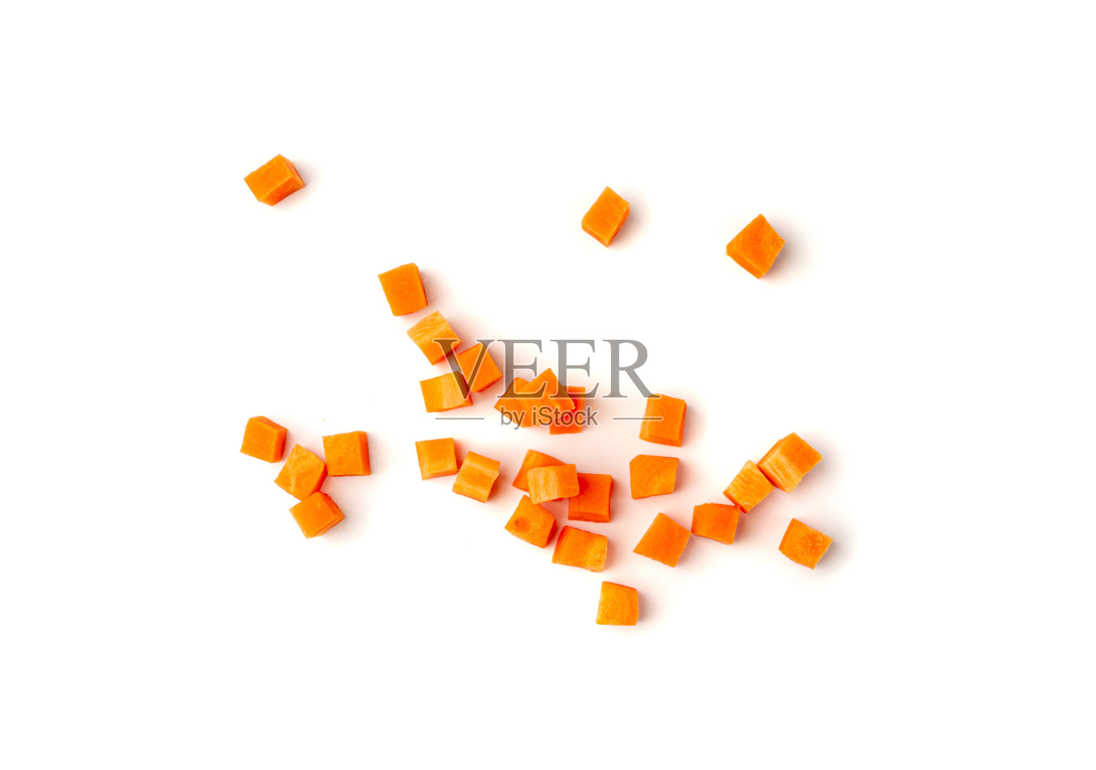 新鲜胡萝卜丁，生胡萝卜丁特写，切碎的橙根蔬菜，胡萝卜丁照片摄影图片