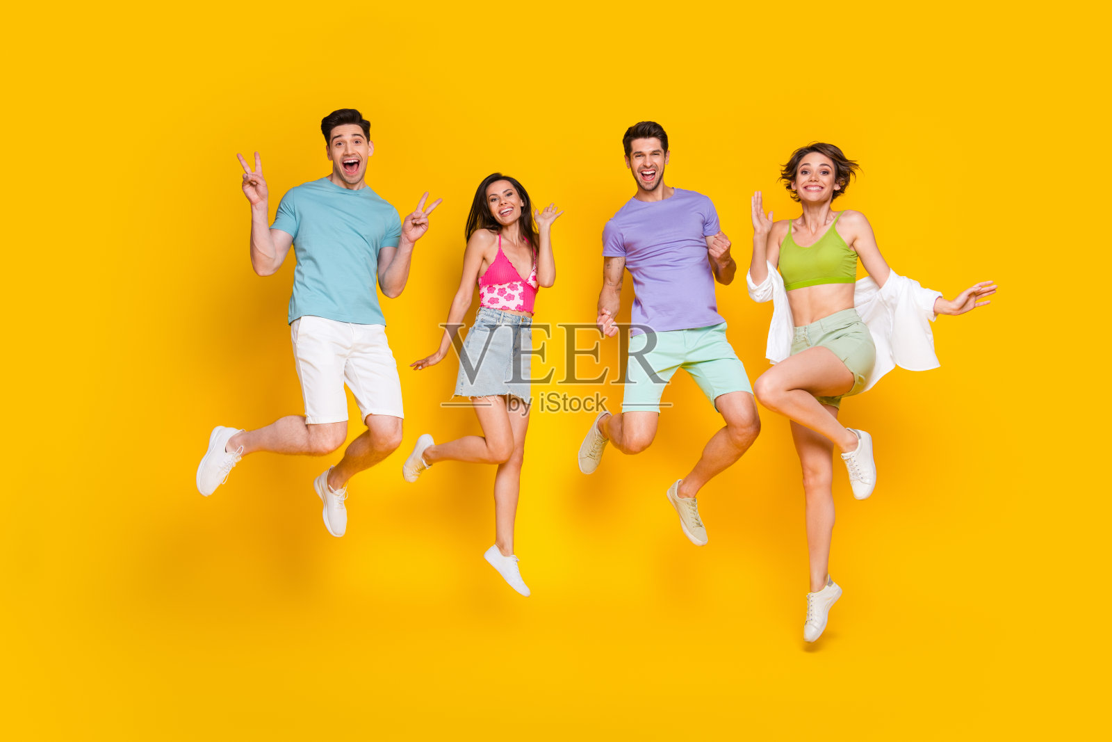 欢快的人的全身照片同伴跳跃享受欢欣购物折扣孤立明亮的颜色背景照片摄影图片