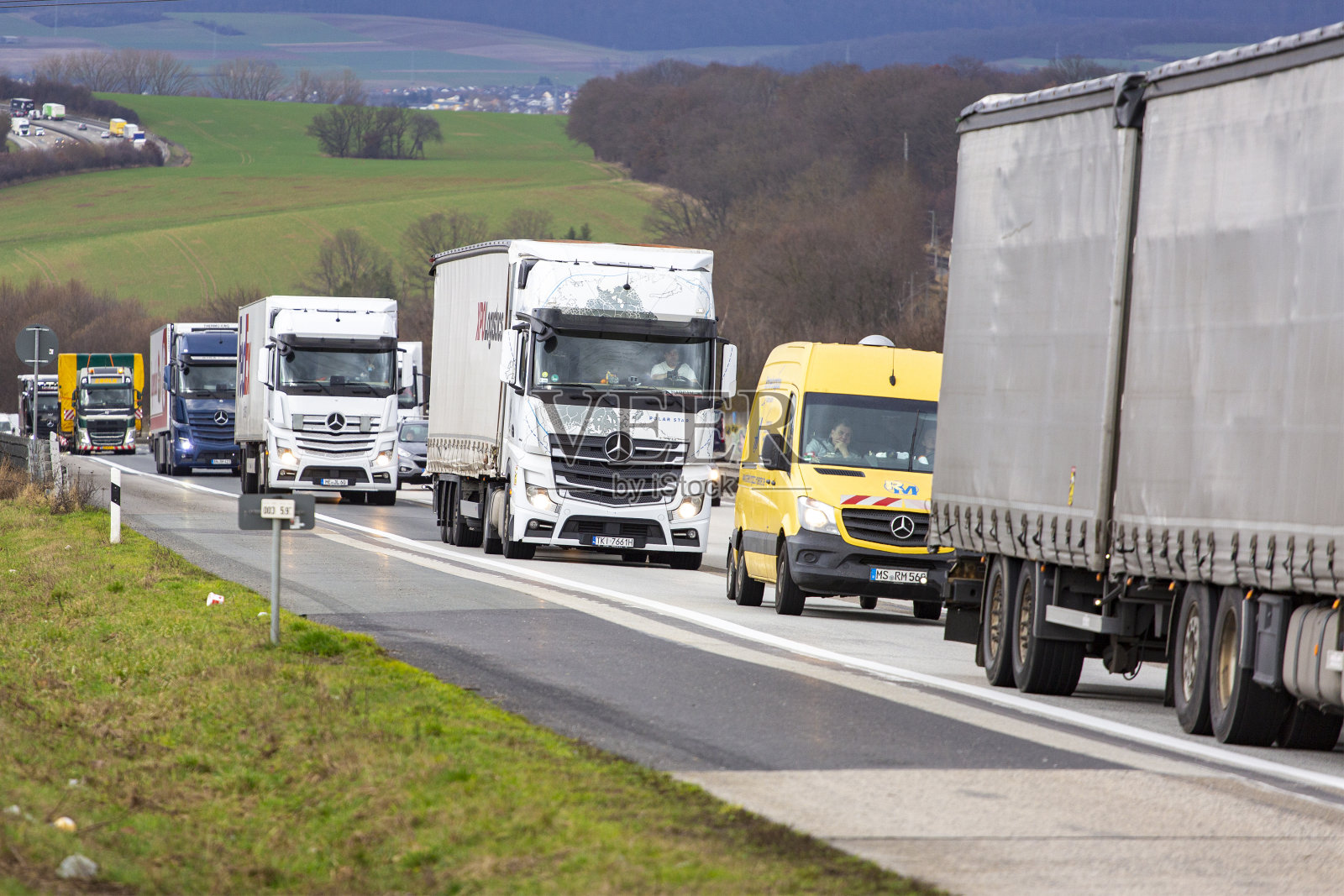 德国A3高速公路上的卡车和拥挤的交通照片摄影图片
