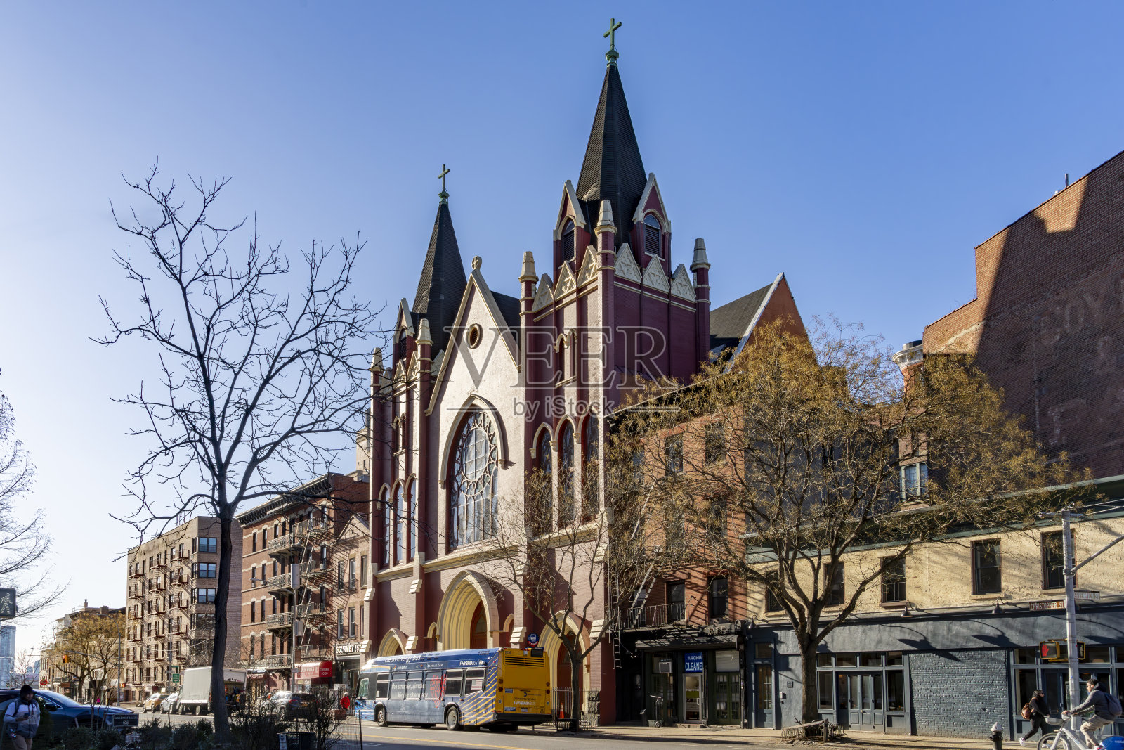 圣维罗妮卡教堂和交通。照片摄影图片