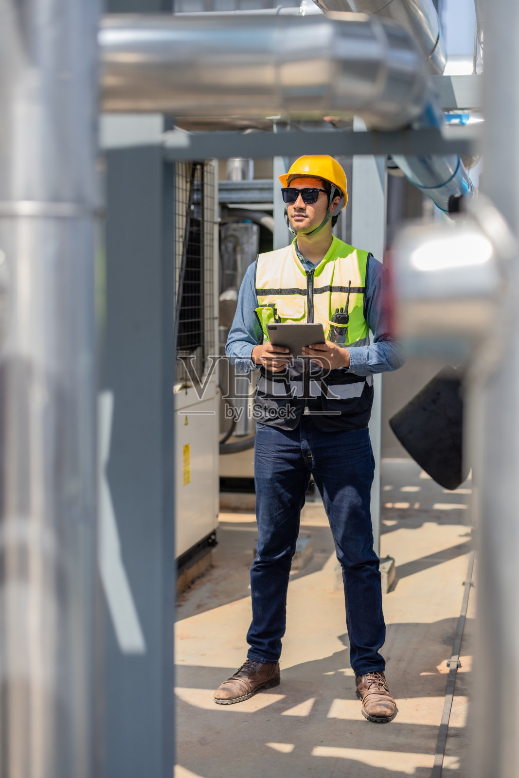 暖通技术员根据能效计划分析机械、电气、管道系统照片摄影图片