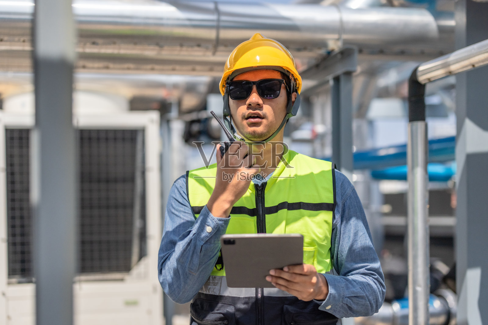 暖通技术员根据能效计划分析机械、电气、管道系统照片摄影图片