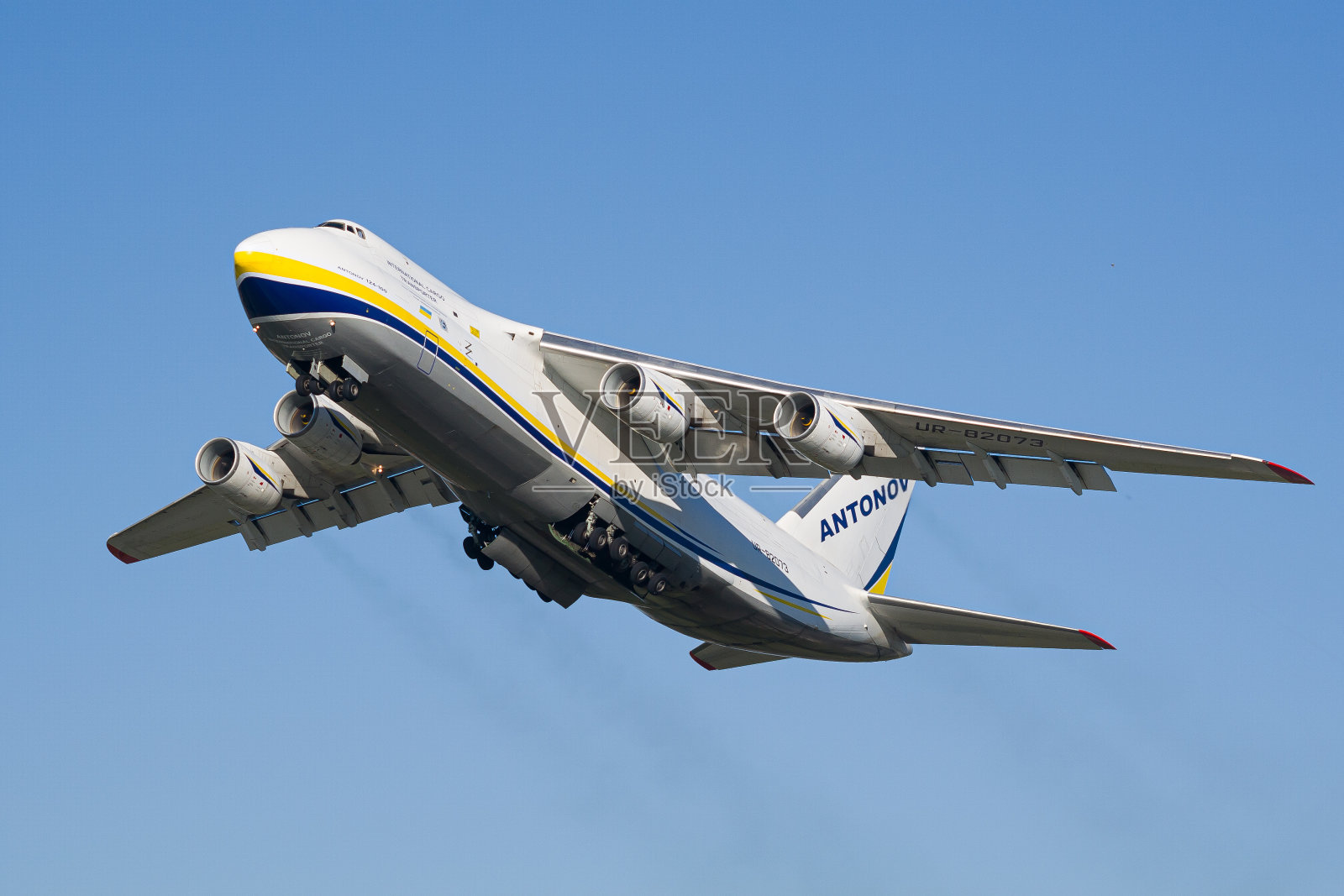 安东诺夫航空公司安-124正在起飞照片摄影图片