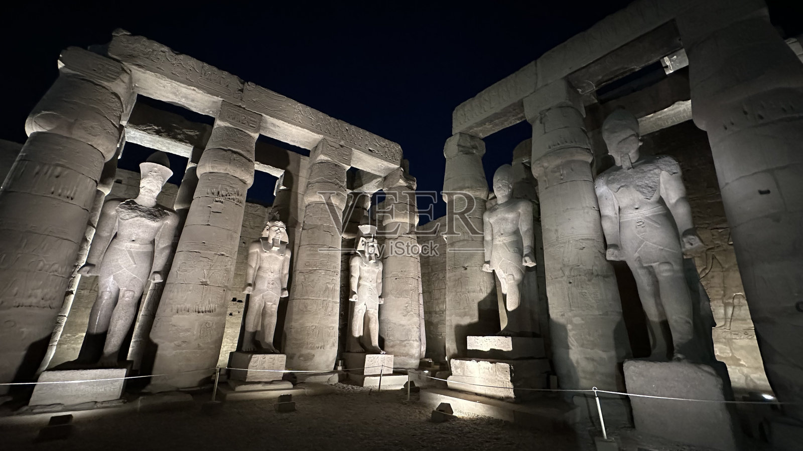 埃及卢克索神庙的法老拉美西斯雕像照片摄影图片