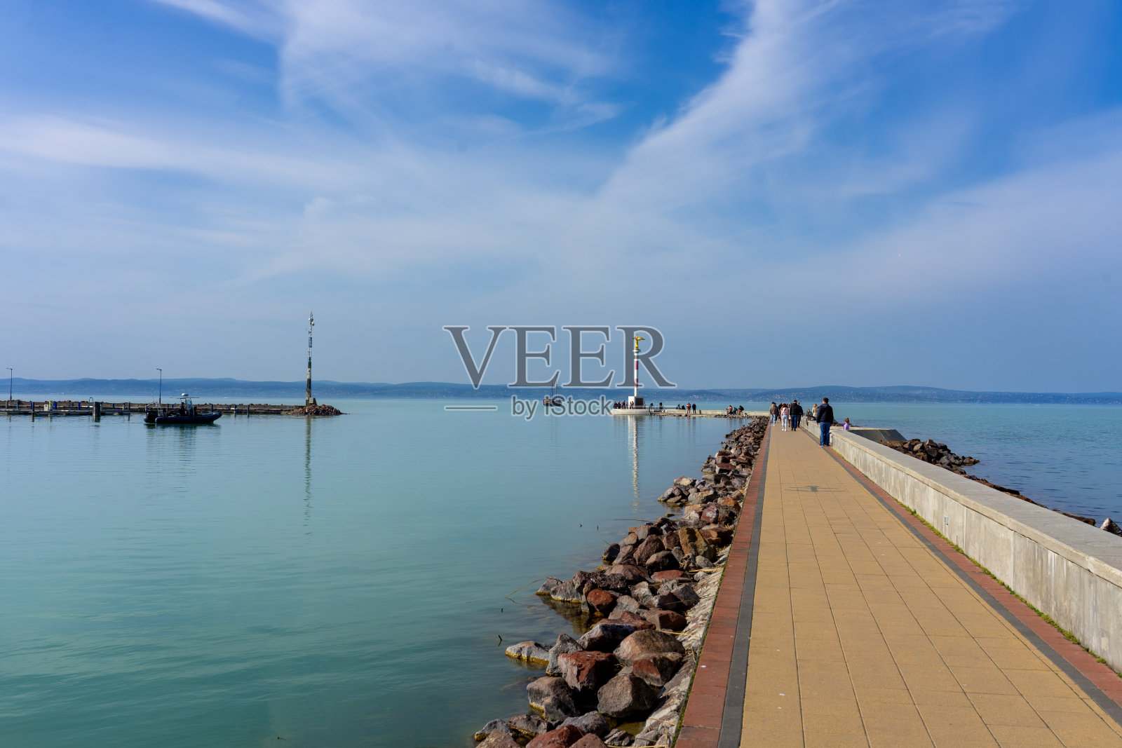 匈牙利西奥福克码头，有金色的天使雕像和人行道照片摄影图片