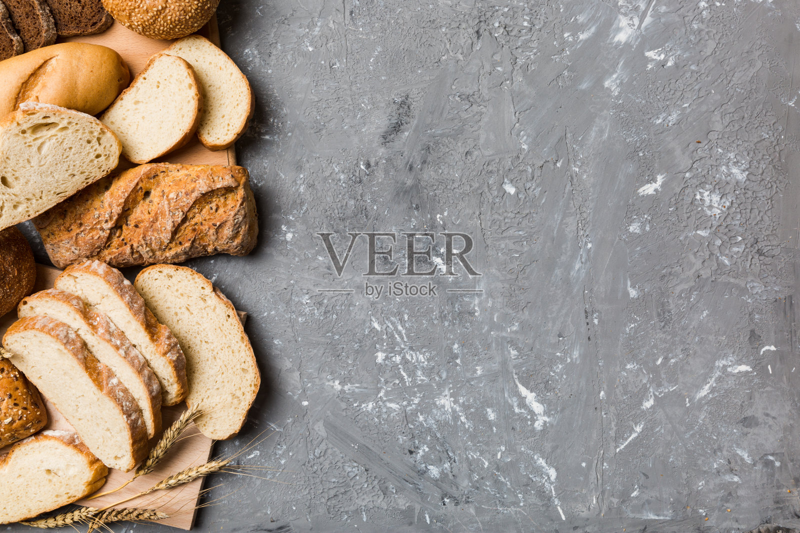 自制天然面包。不同种类的新鲜面包为背景，俯视图与复制空间照片摄影图片