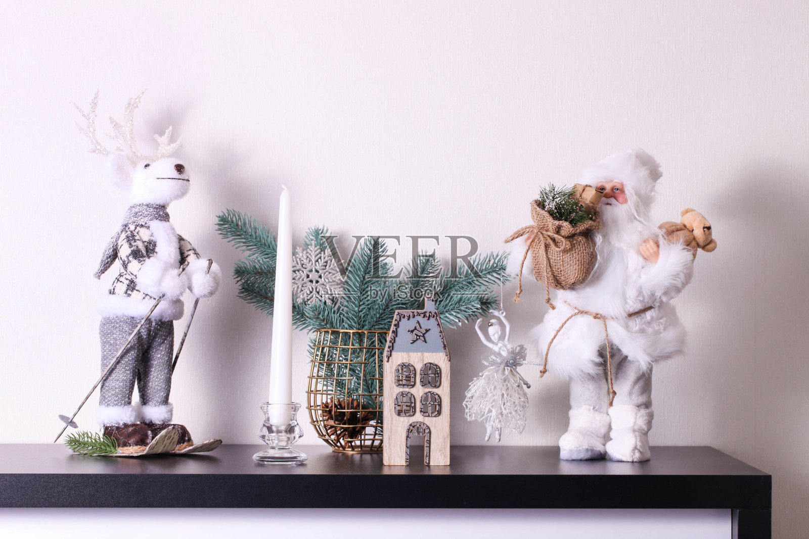 现代五斗橱上的新年装饰照片摄影图片