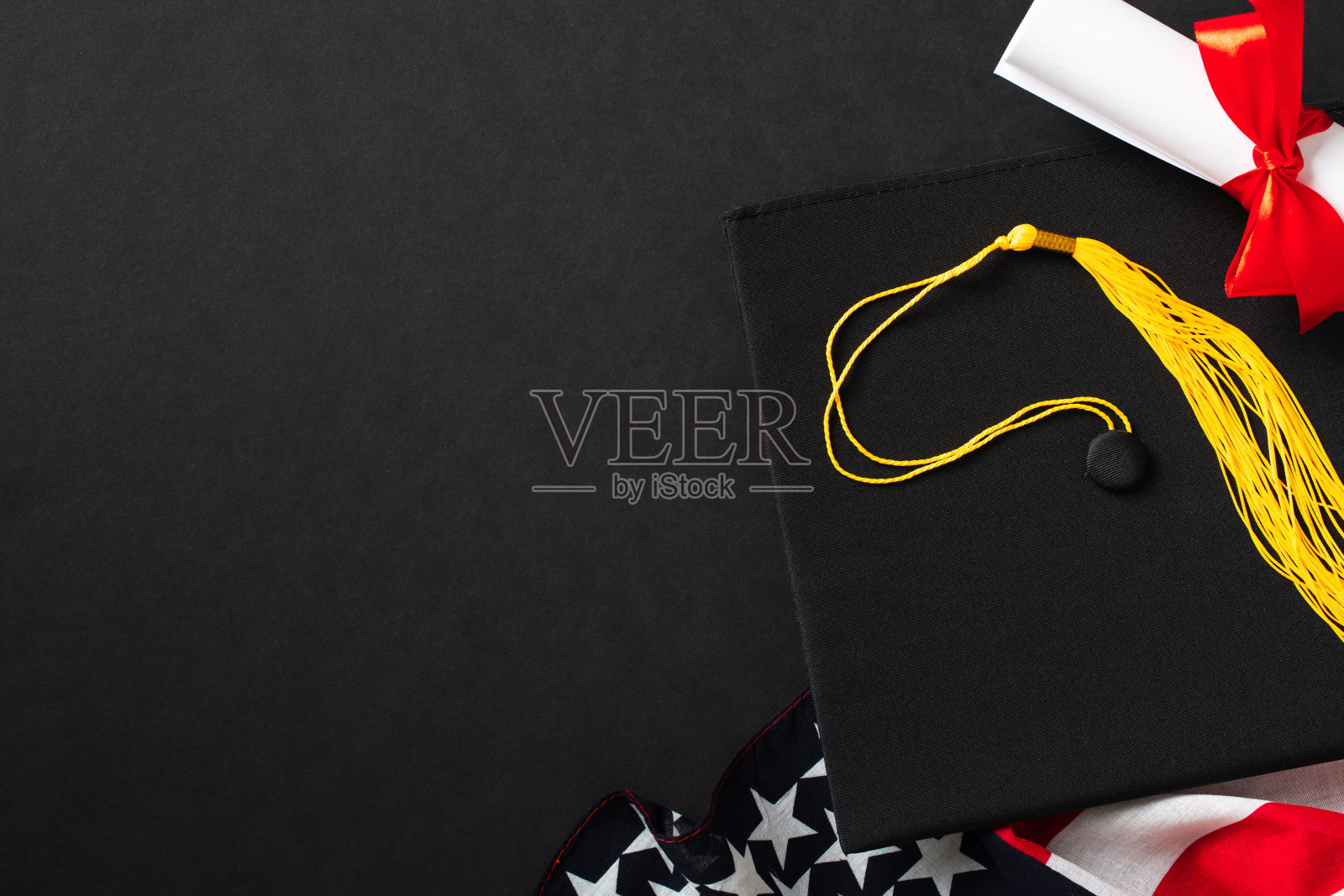毕业帽，文凭，黑底美国国旗。平躺，俯视图。照片摄影图片
