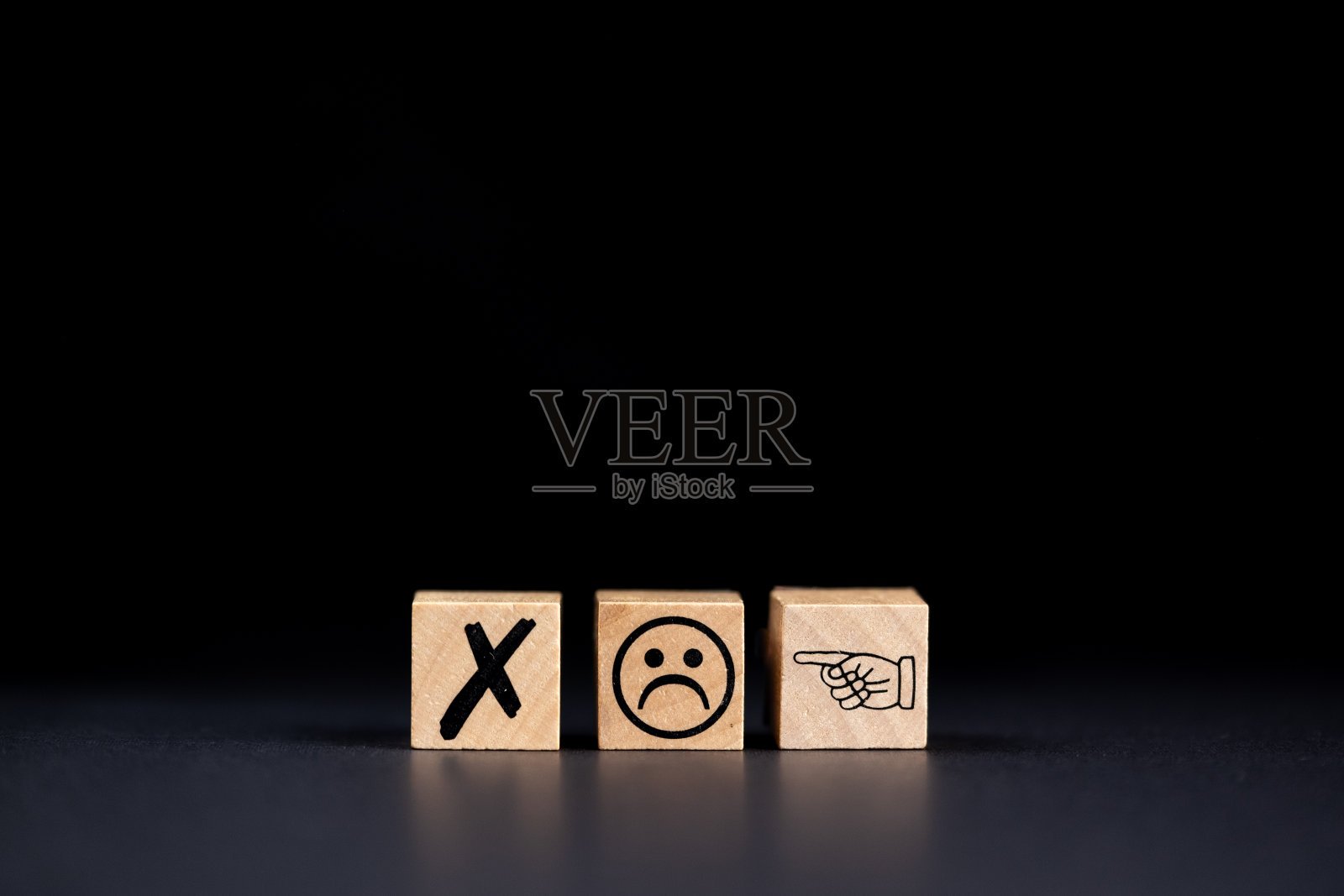 带有叉号和手指指向的悲伤表情图标照片摄影图片