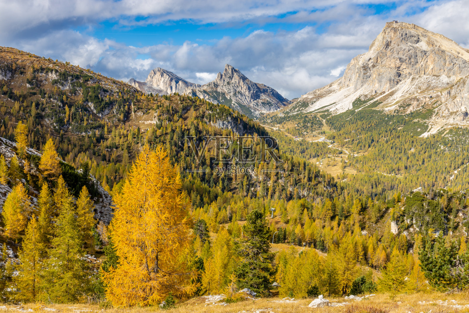 秋天的白云石山景观在阿尔卑斯山、意大利拉加佐伊山照片摄影图片