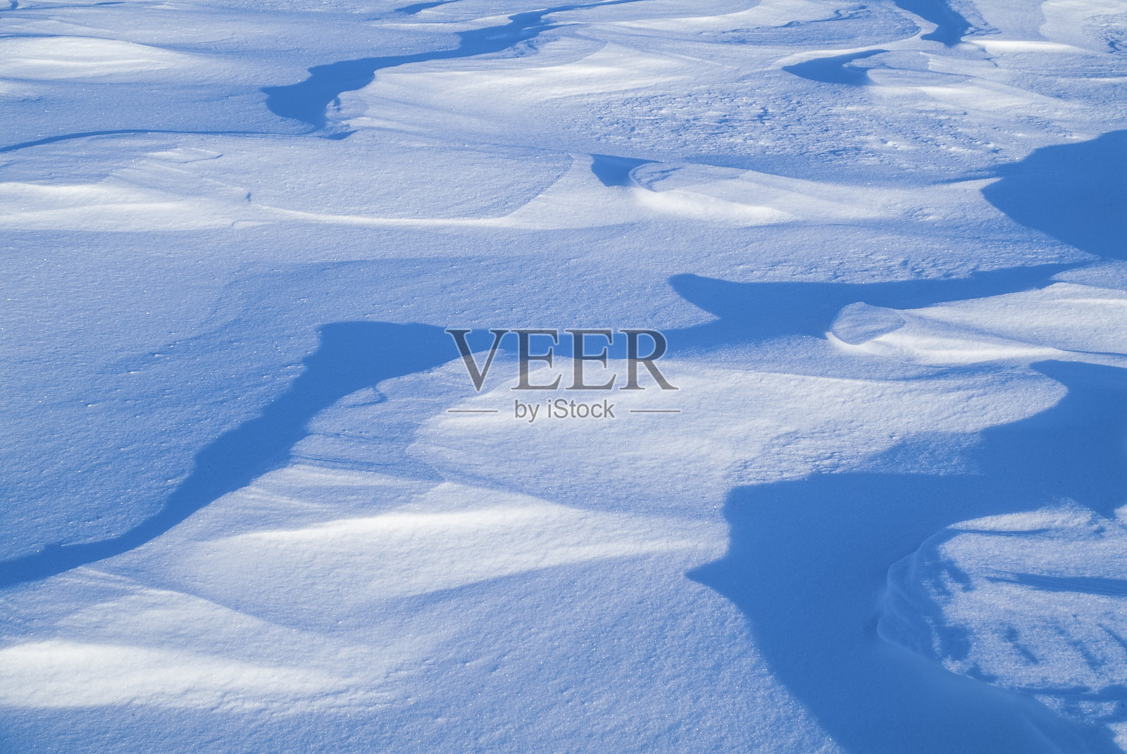 宁静的白雪覆盖的景观在冬季显示出复杂的图案照片摄影图片