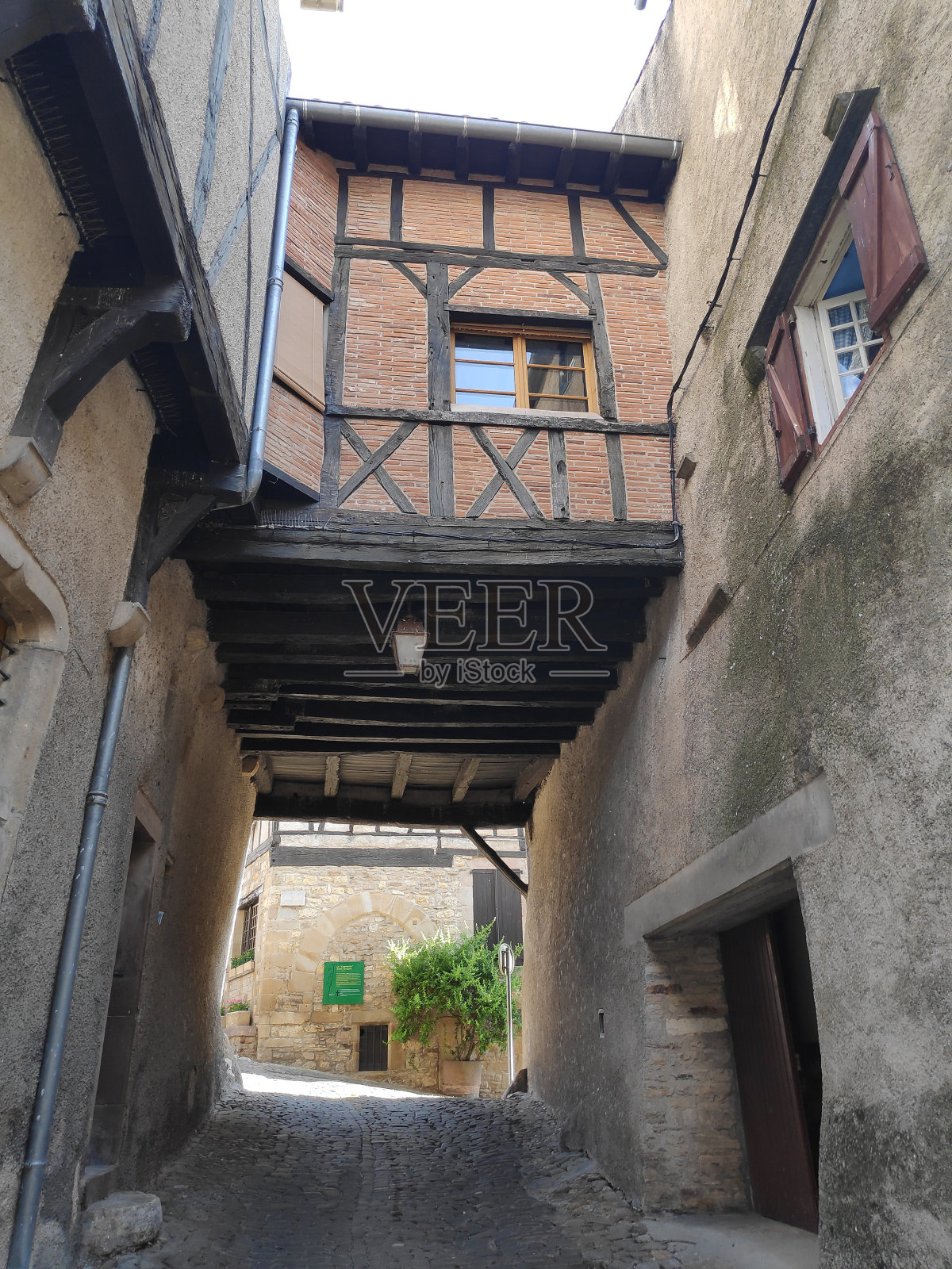 狭窄的中世纪鹅卵石小街道照片摄影图片