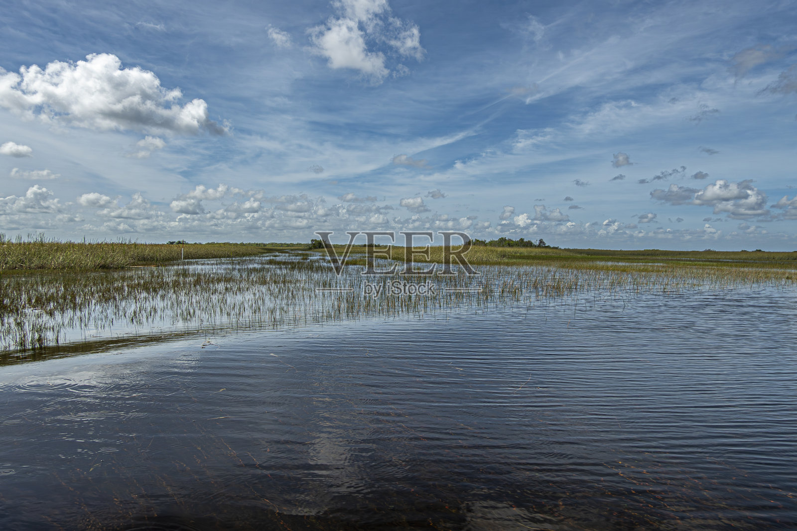 宽阔的河流景观和云景，大沼泽地，美国佛罗里达州照片摄影图片
