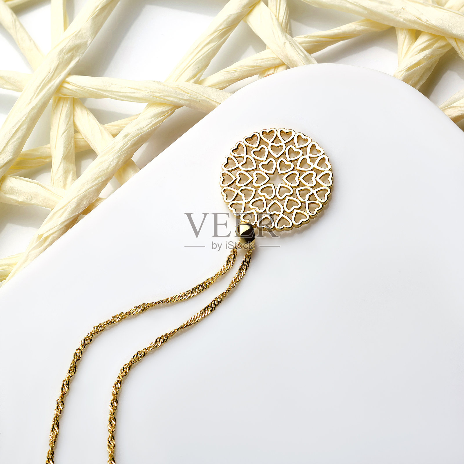 优雅的珠宝套装。镶有宝石的珠宝。首饰配件拼贴。产品静物概念。戒指、项链和耳环。照片摄影图片