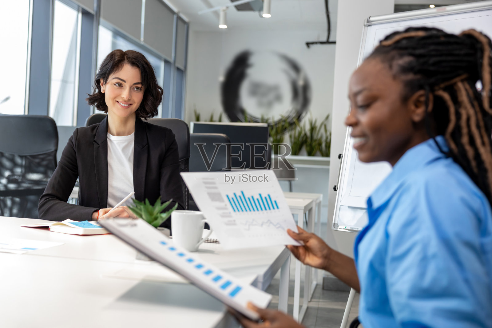 不同的同事聚集在会议室头脑风暴讨论财务统计照片摄影图片