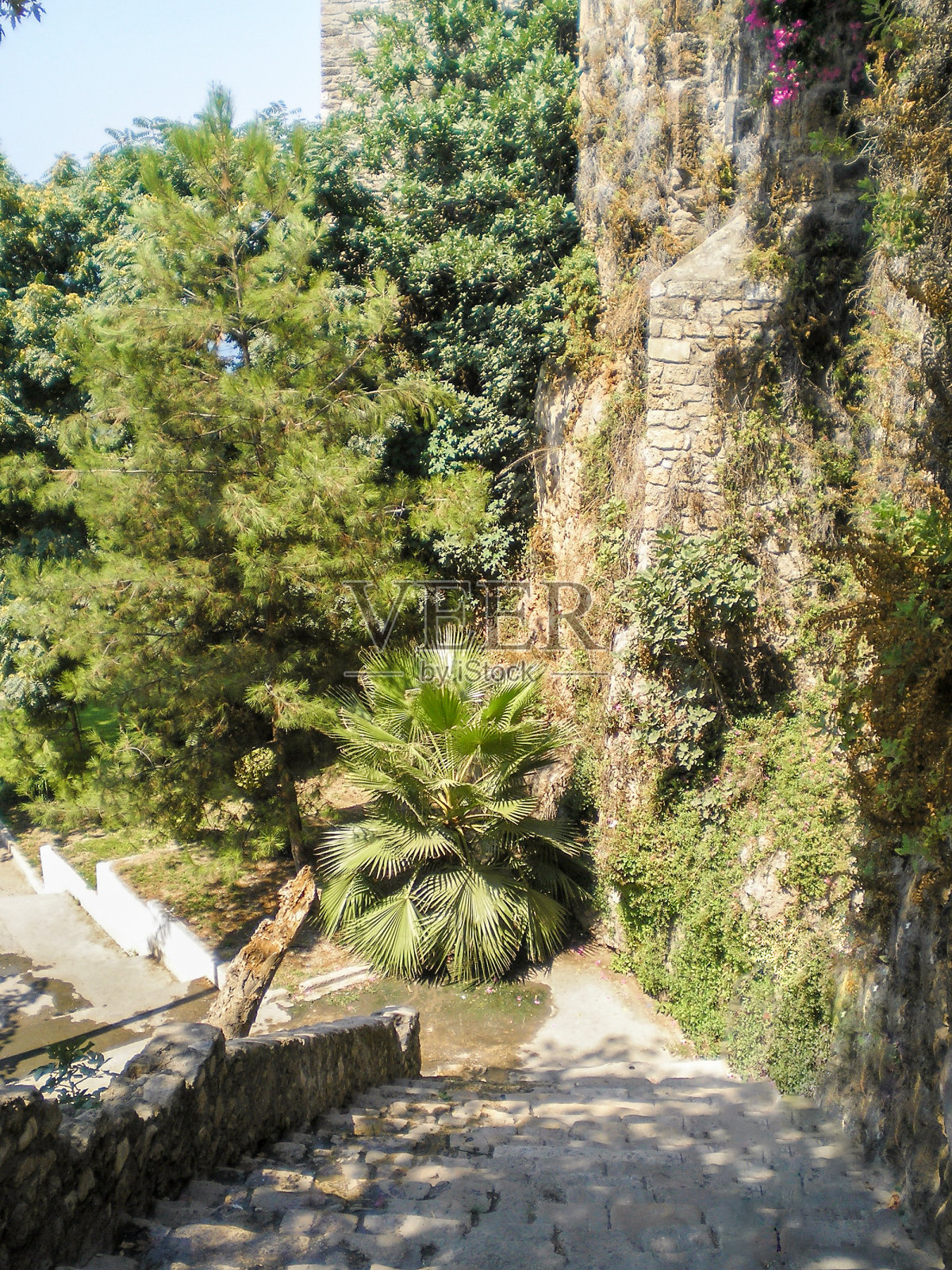 土耳其安塔利亚古城中保存完好的石墙附近的石阶照片摄影图片