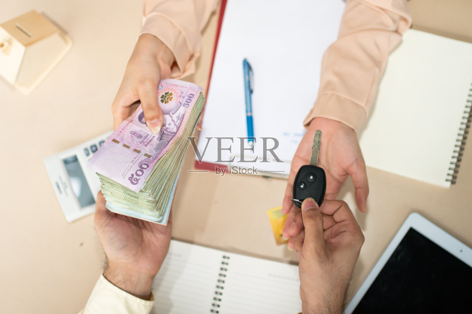 汽车经销商或保险经理将钥匙交给签署购买或贷款的客户并接受钱照片摄影图片