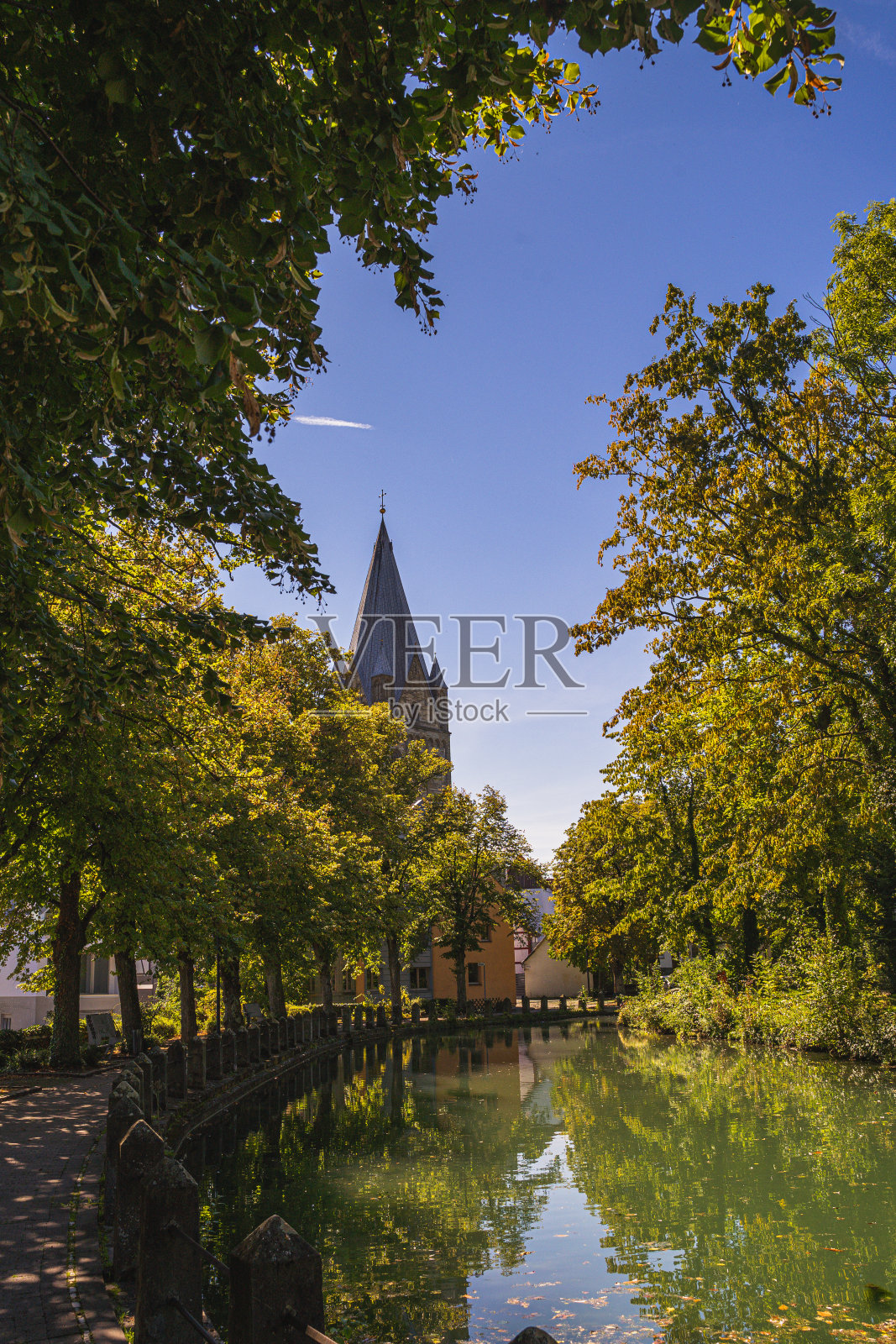 在最好的天气里，一个大公园的美丽景色。照片摄影图片