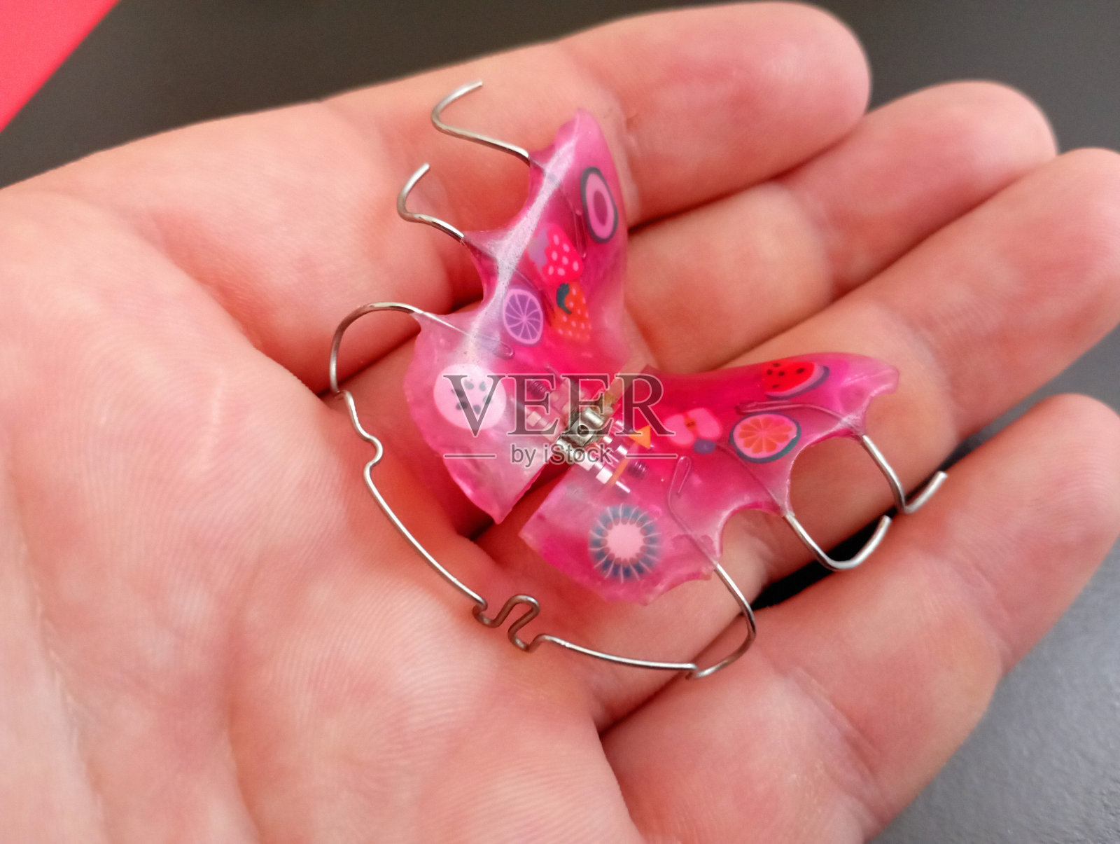 正畸专题。矫正牙齿及牙齿排列。云母伦敦上的粉红色矫正正畸板。照片摄影图片