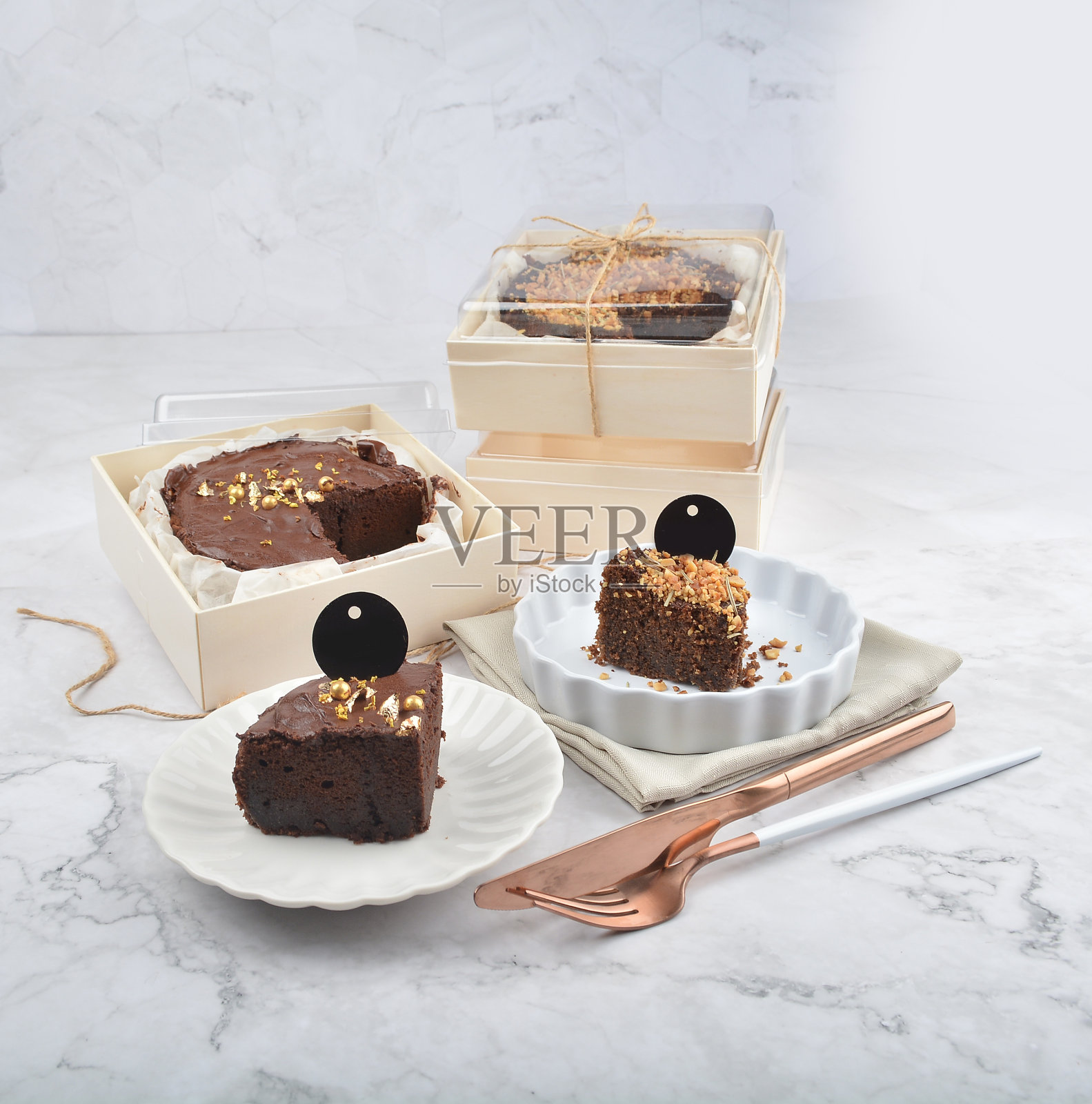 优质新鲜烘焙黑可可巧克力布朗尼金花和伯爵灰花生圆形生日蛋糕核桃木便当盒白色大理石清真食品甜品菜单糕点咖啡馆照片摄影图片