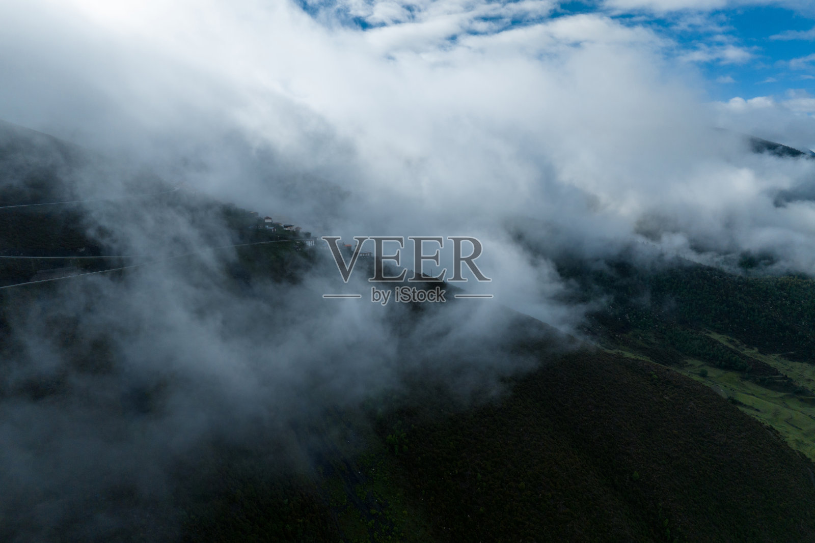 中国四川美丽的日出森林景观照片摄影图片