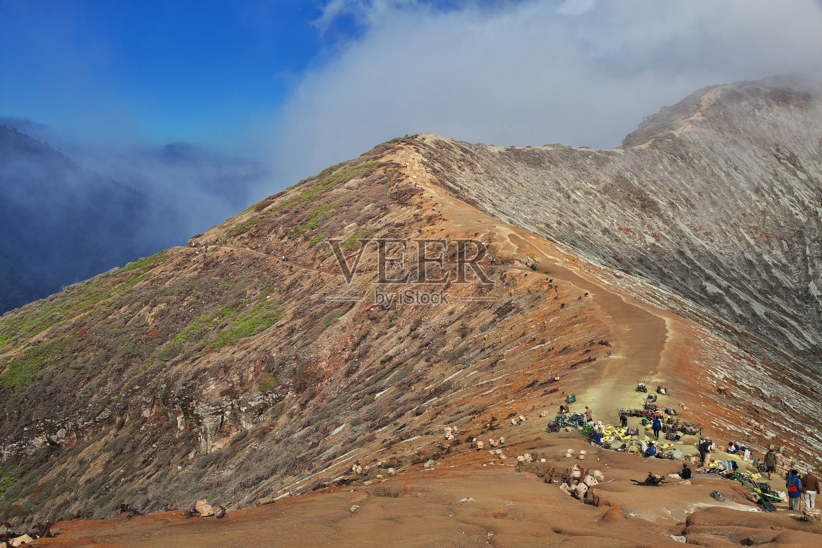 在印尼伊真火山的顶部照片摄影图片