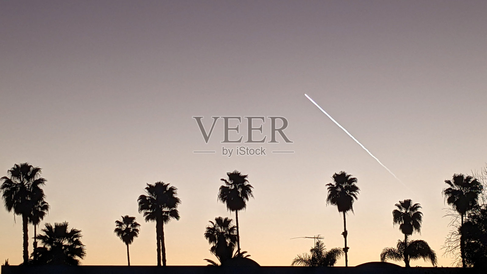 日落时分的火箭发射照片摄影图片