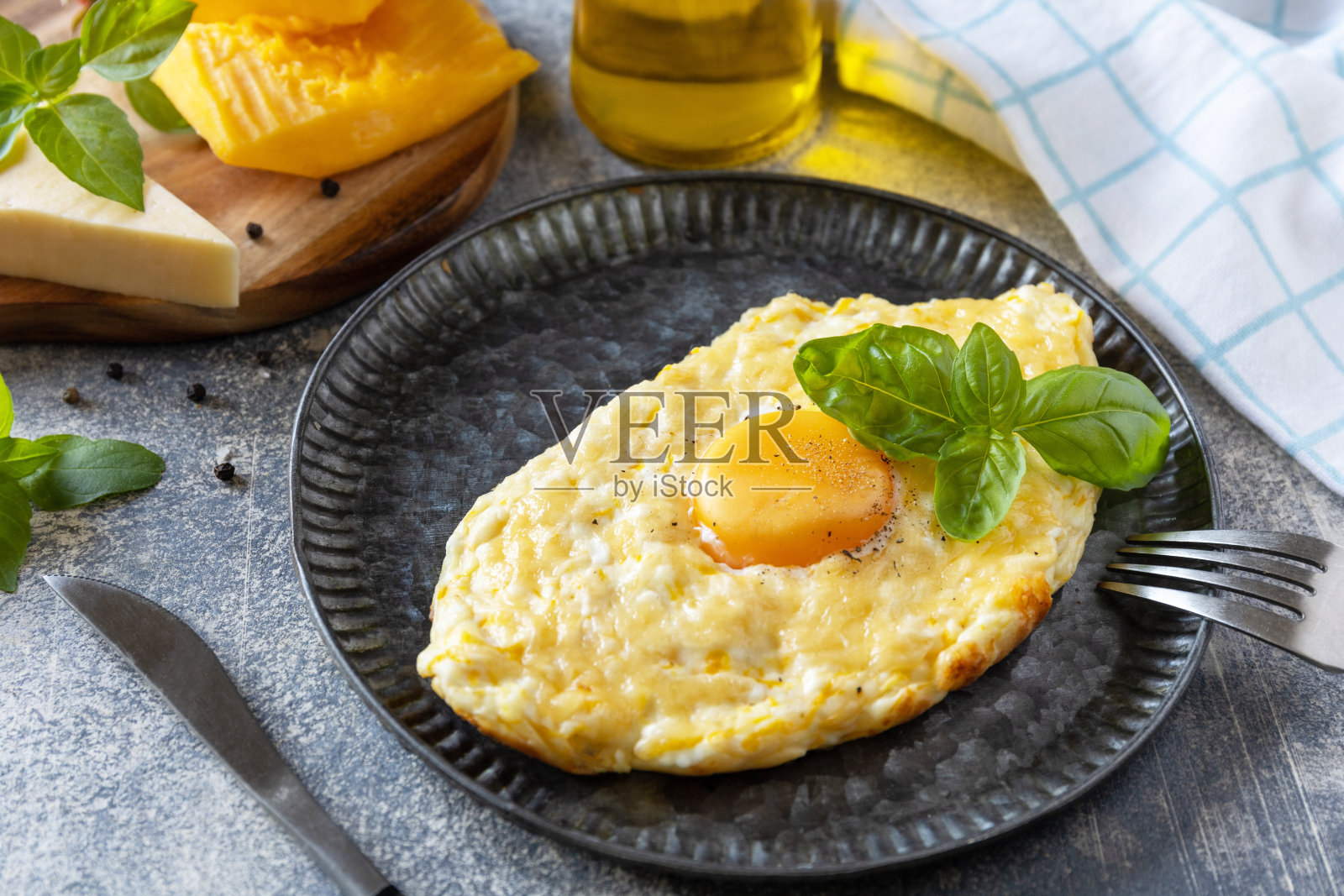 烤奶酪南瓜面包与奶酪和鸡蛋填充在石头背景。哈恰布里，格鲁吉亚美食大餐。健康的秋季早餐。照片摄影图片