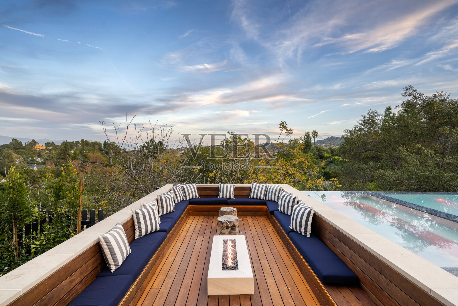 风景优美的室外庭院被树木包围。照片摄影图片