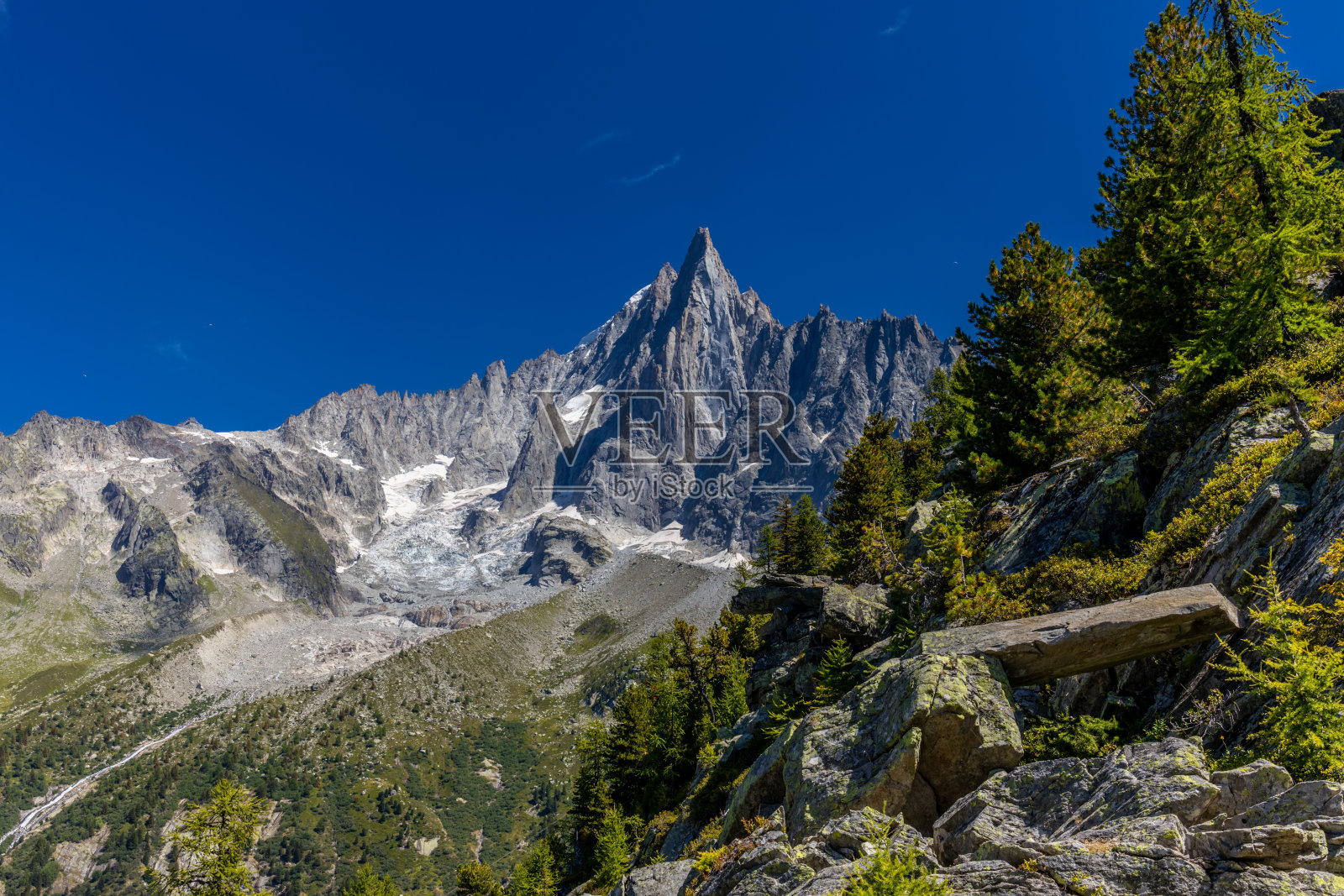 法国阿尔卑斯山脉夏蒙尼山谷的小德鲁峰峰顶照片摄影图片