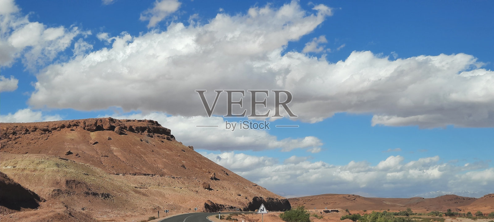 在一个美丽的晴天，蓝天上散乱的云。照片摄影图片