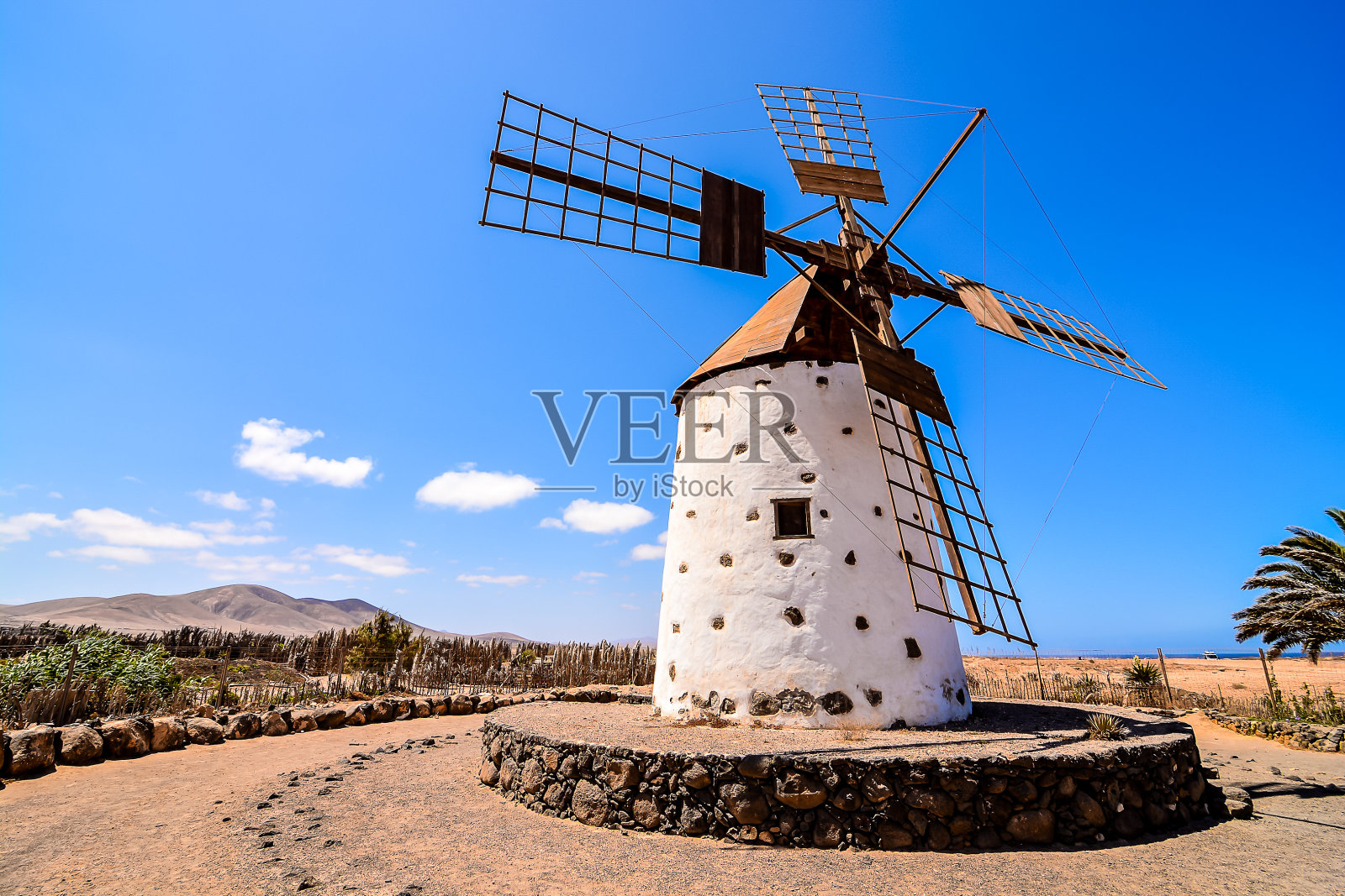 经典的复古风车建筑照片摄影图片