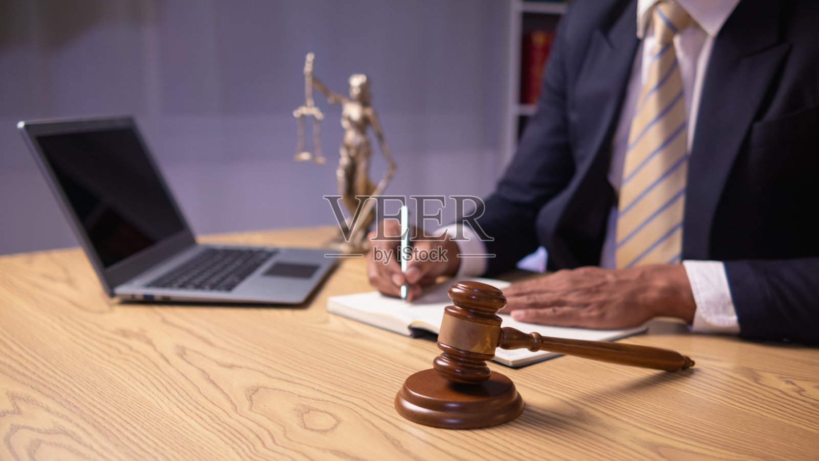 法庭上准备好的法官 gavel，用于在审判结束后宣读判决时发出信号。法官 gavel 概念已准备好象征法院案件中的判决。照片摄影图片