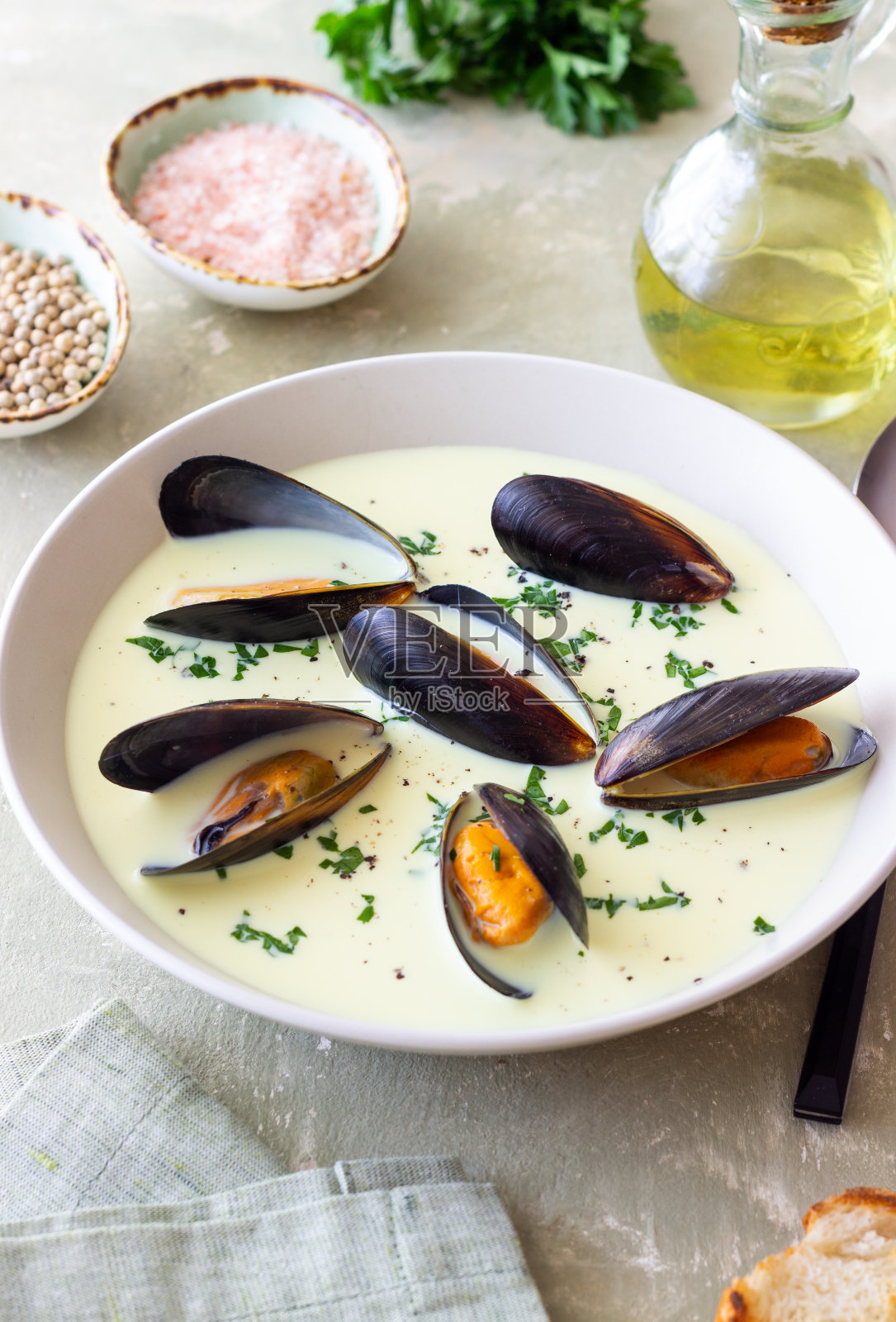奶油贻贝汤。海鲜。海鲜杂烩浓汤。健康饮食。照片摄影图片