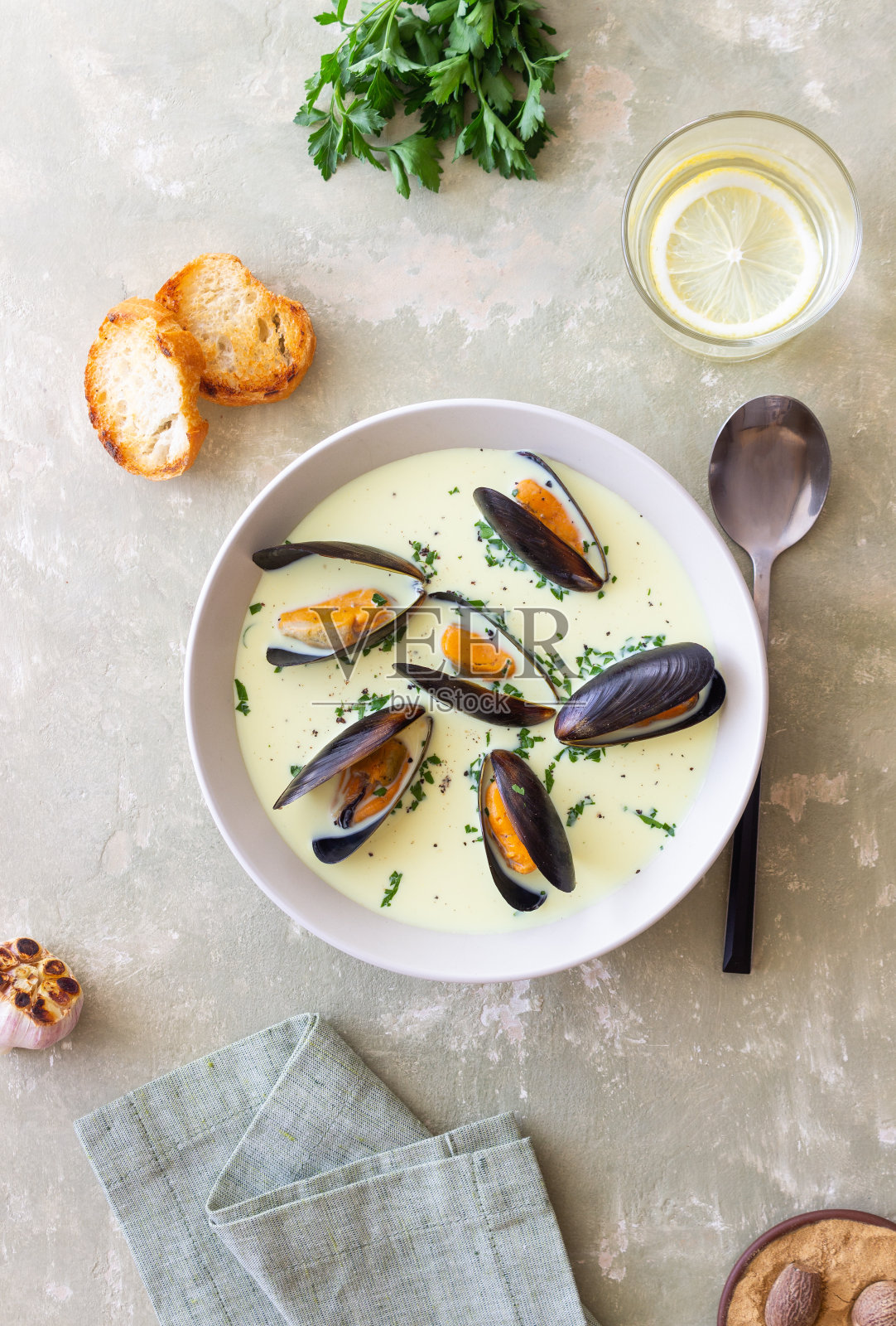 奶油贻贝汤。海鲜。海鲜杂烩浓汤。健康饮食。照片摄影图片