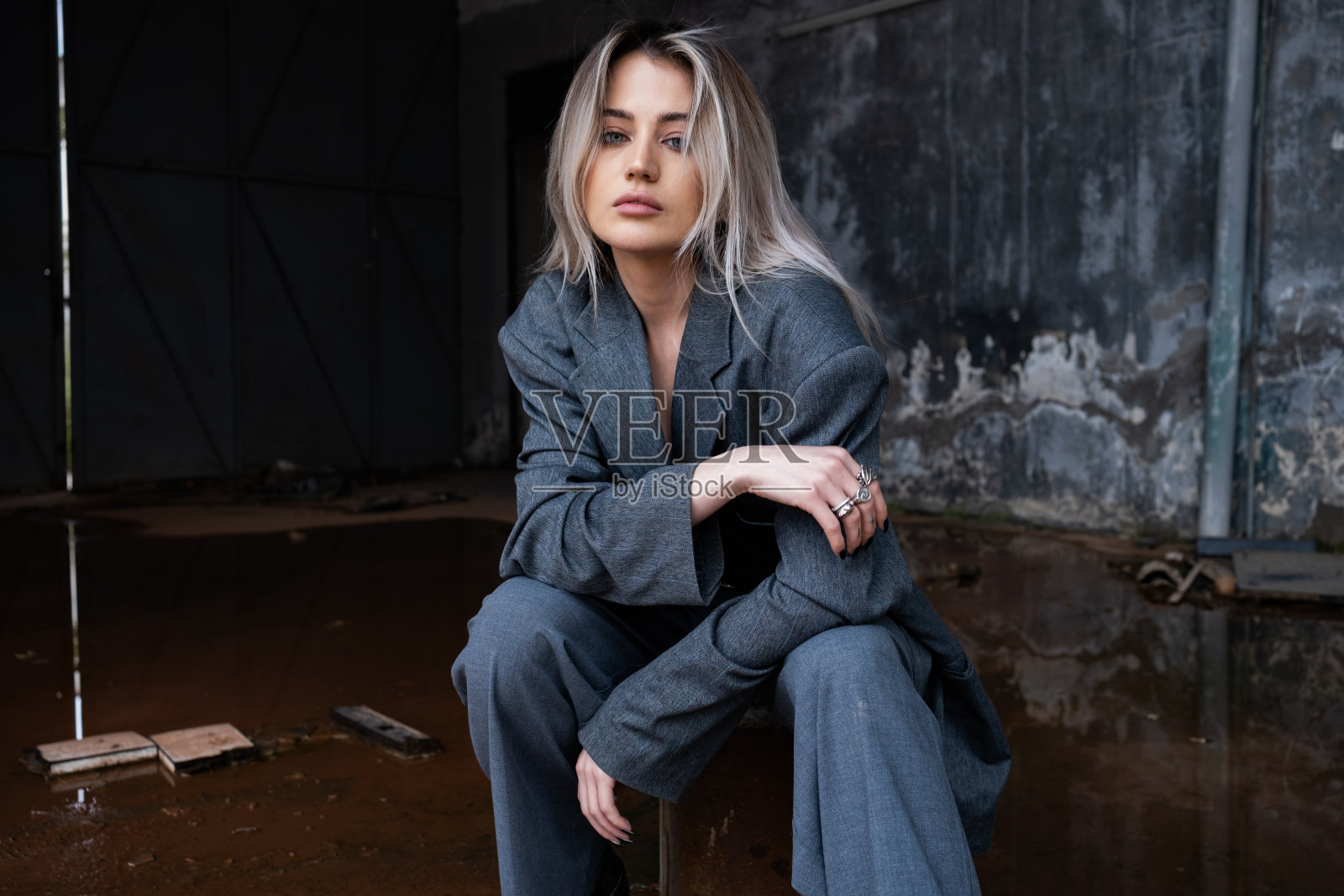 时尚美女肖像模特经典西装照片摄影图片