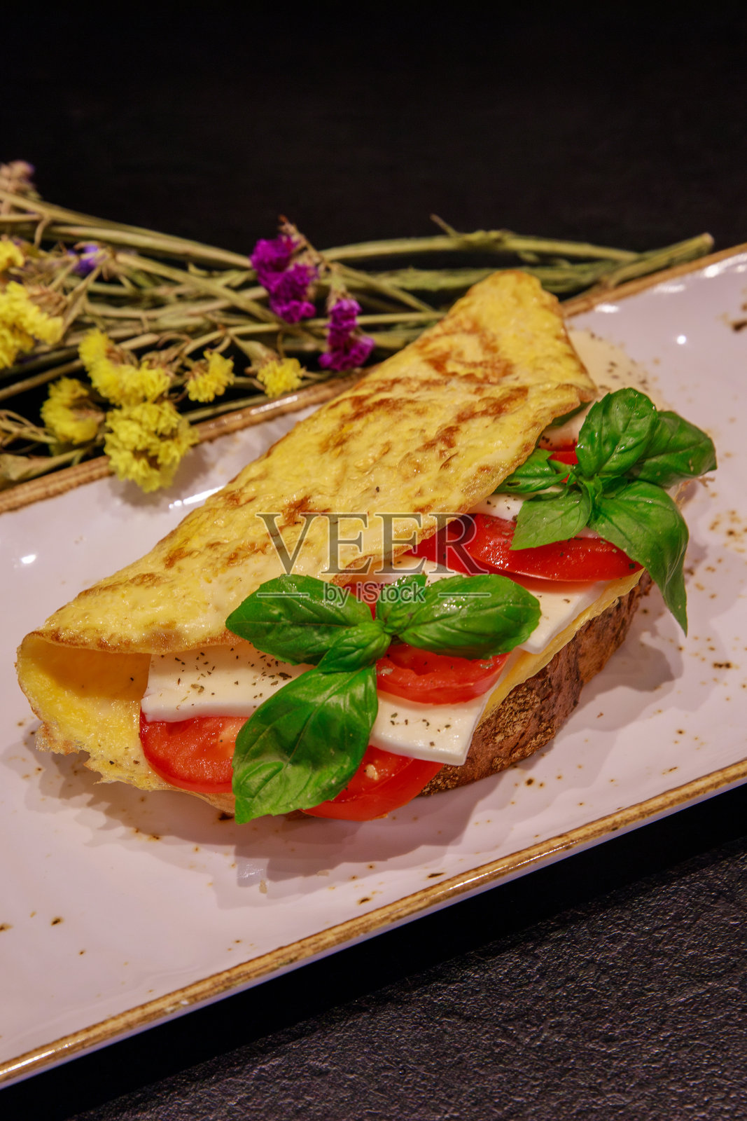 煎蛋卷加一片面包和蔬菜照片摄影图片