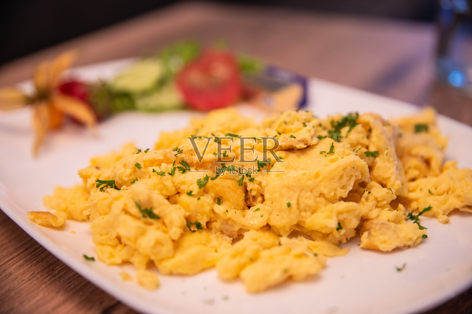 木桌上的盘子里放着炒鸡蛋照片摄影图片