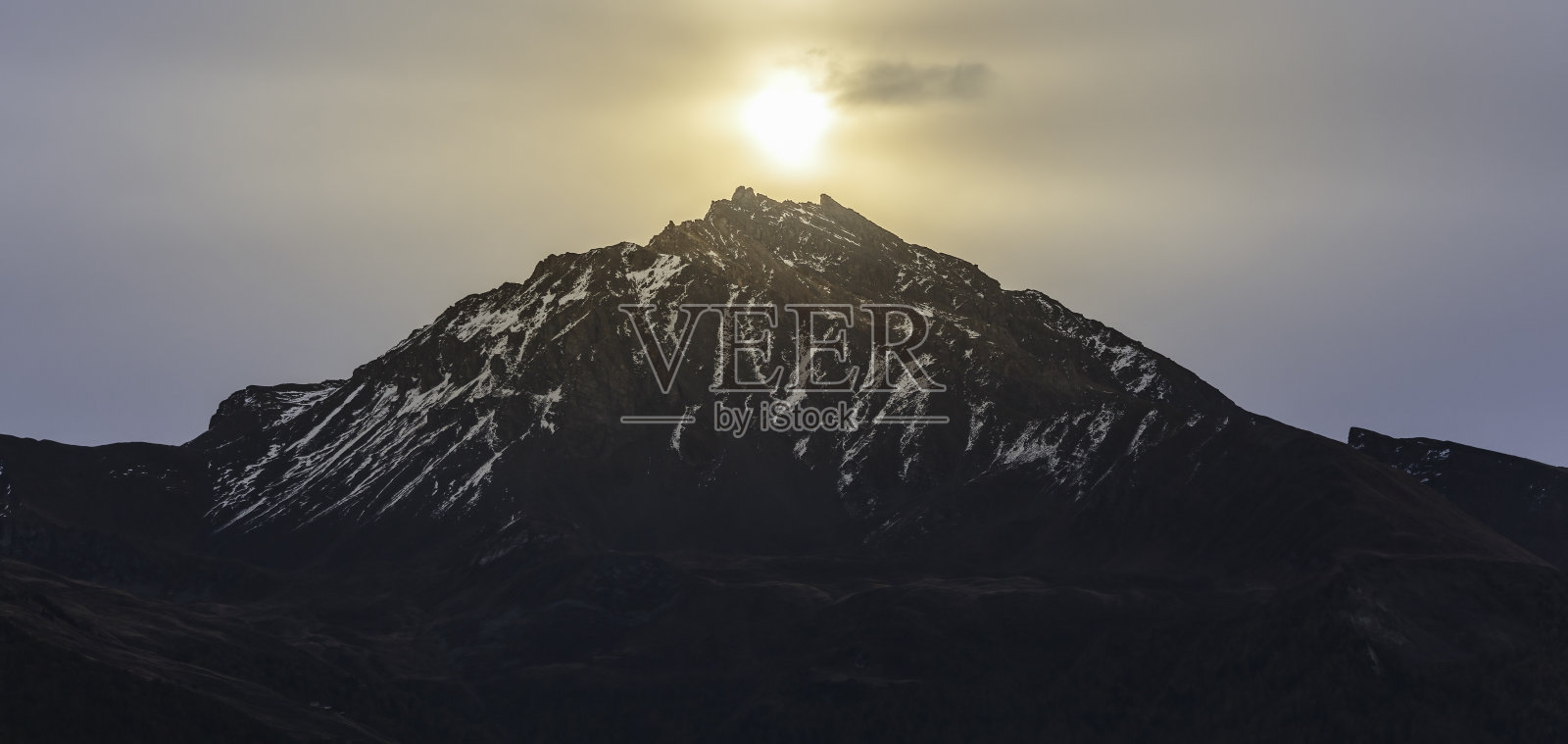 日出在瑞士阿尔卑斯山全景照片摄影图片