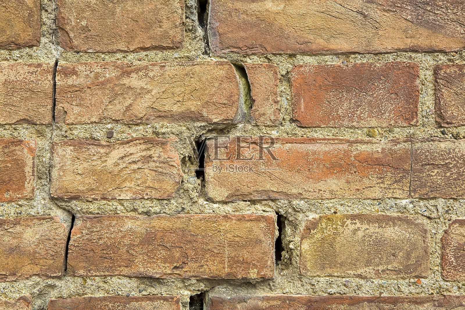 因结构基础破坏、土壤沉降、地震、建筑材料腐蚀变质而暴露的危险老旧开裂砖墙;照片摄影图片