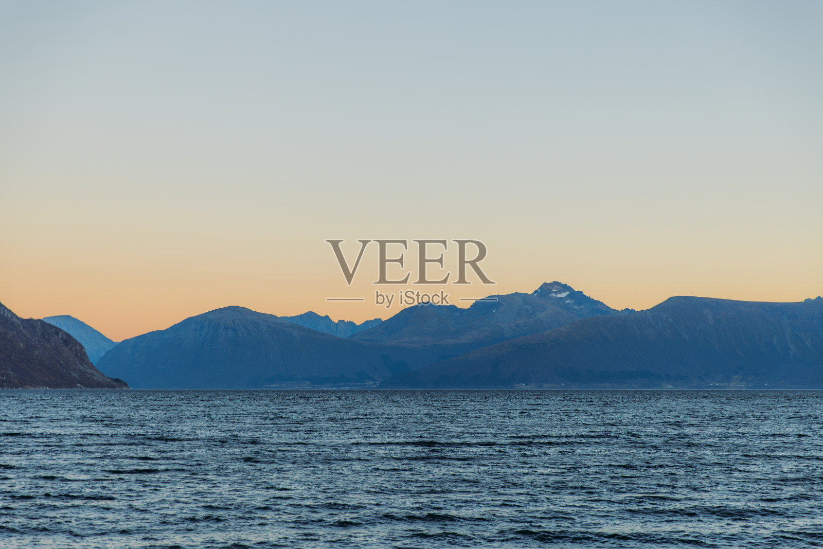 美丽的山脉和水面与日落天空照片摄影图片