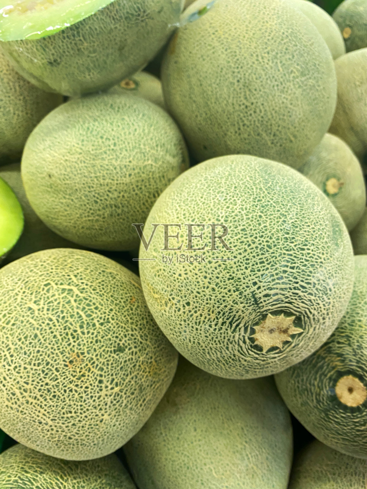 绿瓜与可见的细节在模糊的背景照片摄影图片