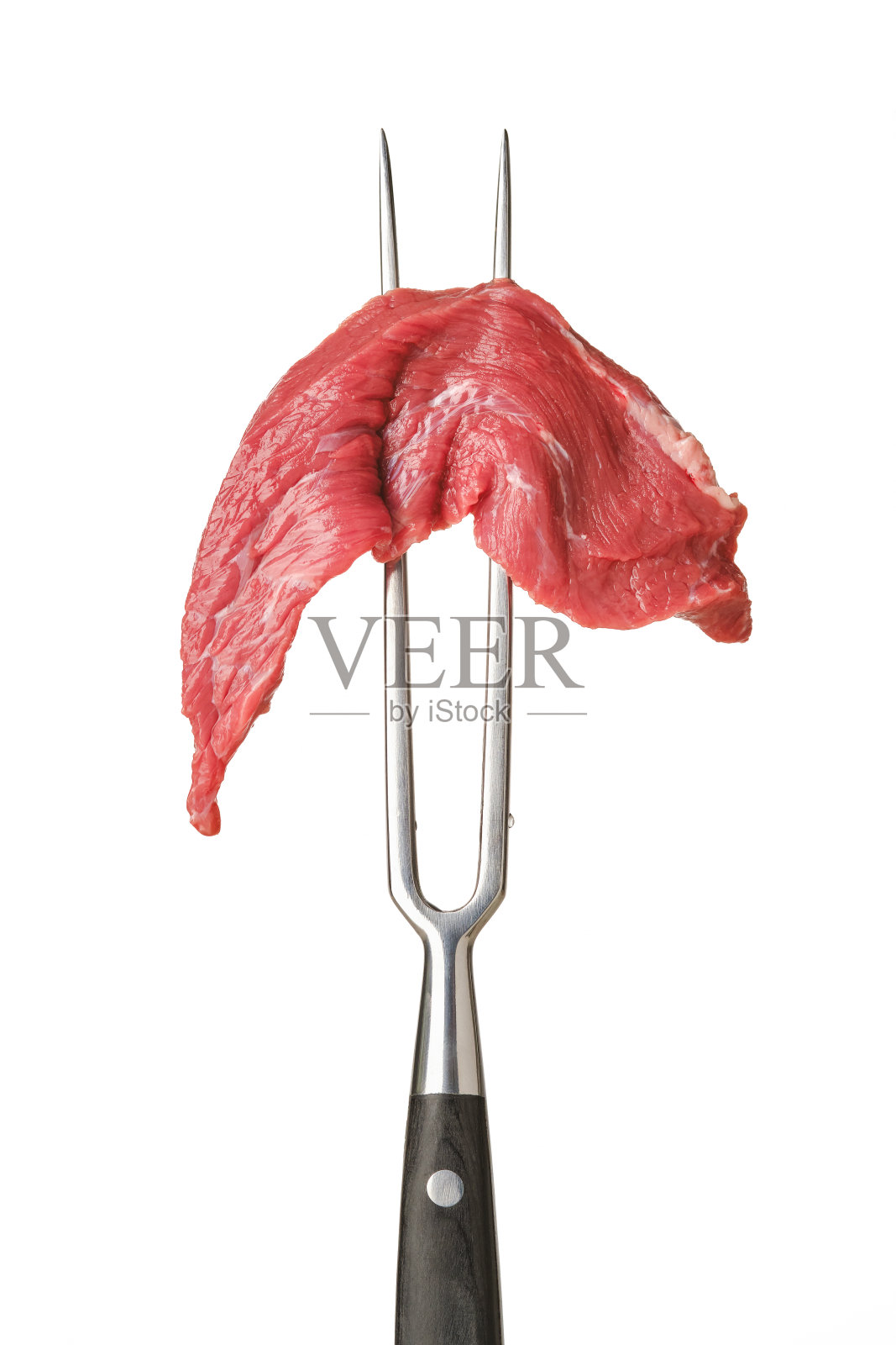 用大叉子在白色背景上切一片生肉照片摄影图片