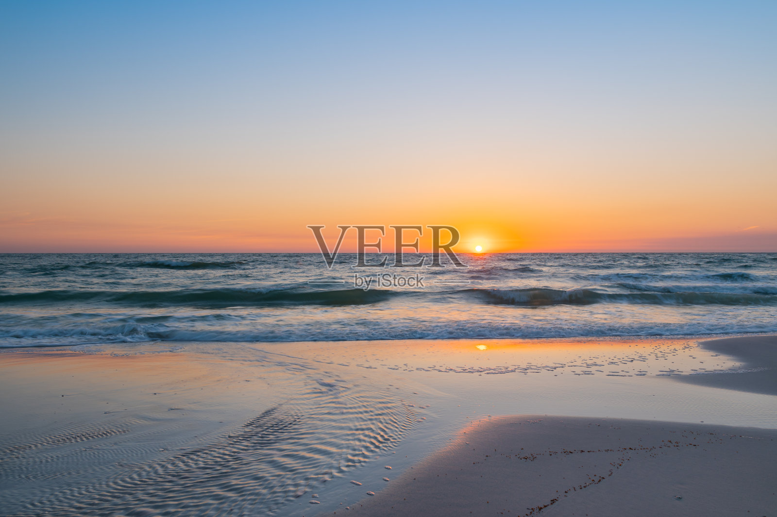 风景优美的海滩日落与海浪冲击海岸。那不勒斯海滩，佛罗里达州照片摄影图片