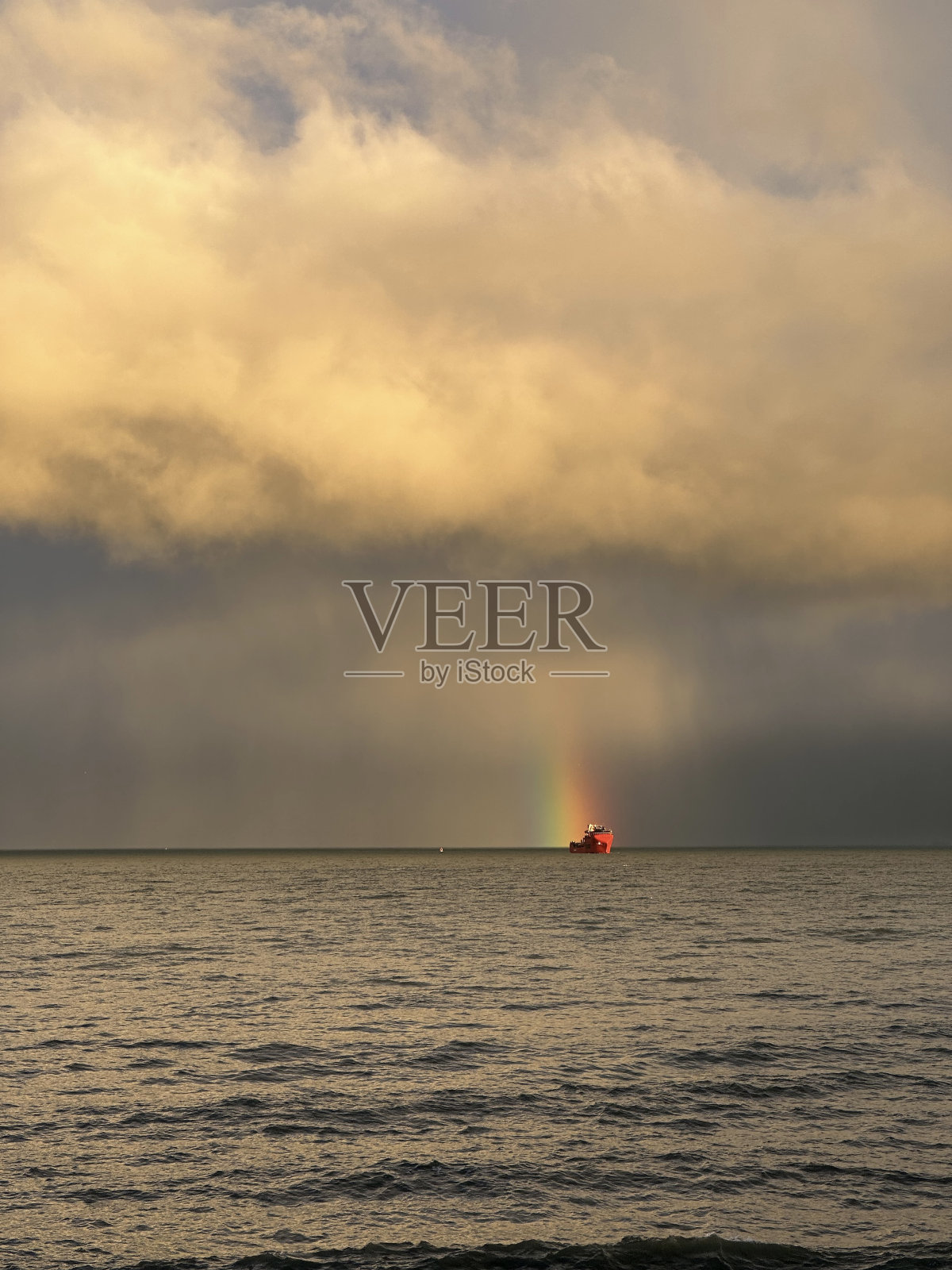 彩虹与海洋相遇照片摄影图片