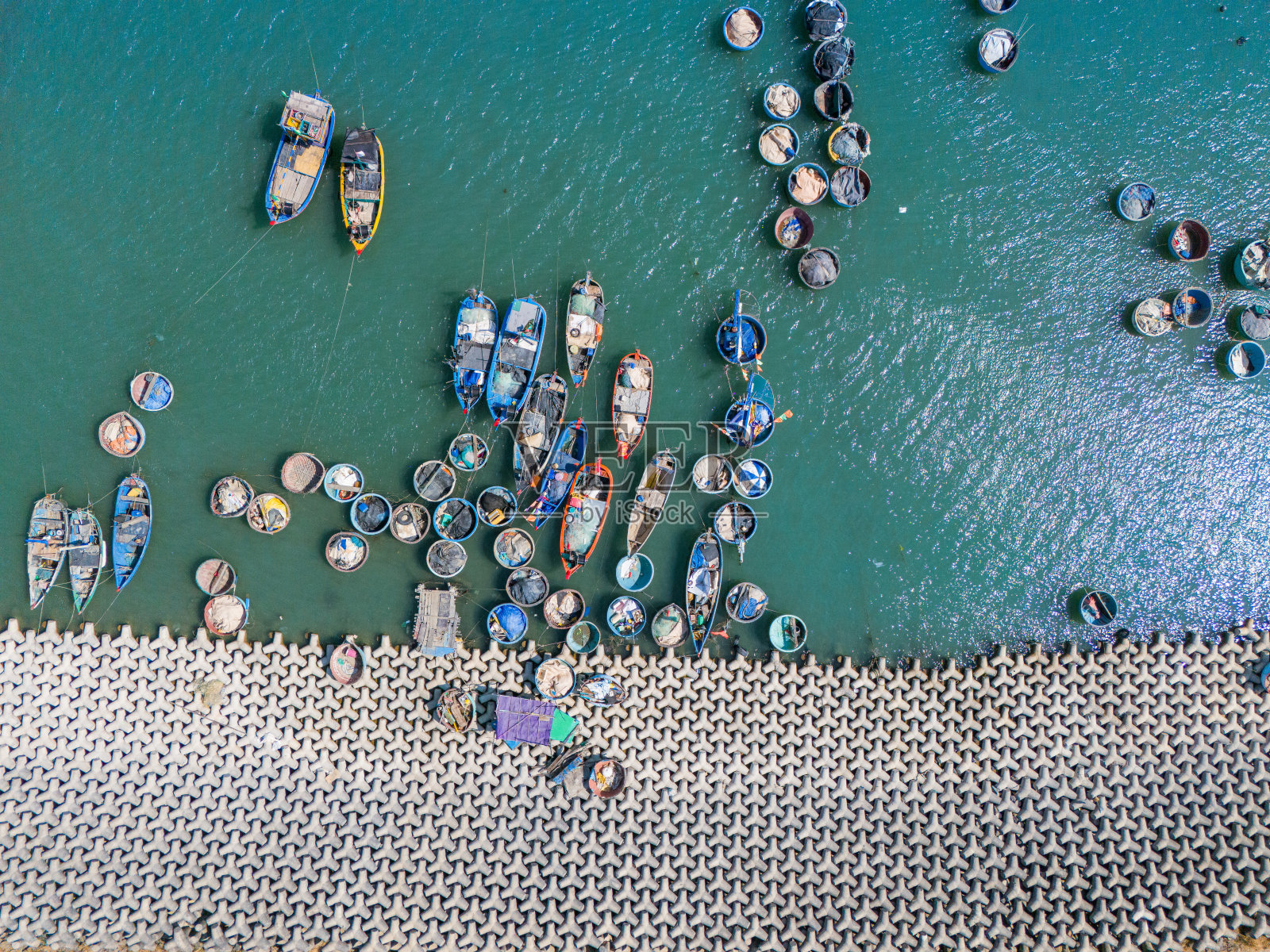 昂头市安乐渔村鸟瞰图。一个渔港，有海啸防护混凝土块。城市景观和海上的传统船只。照片摄影图片