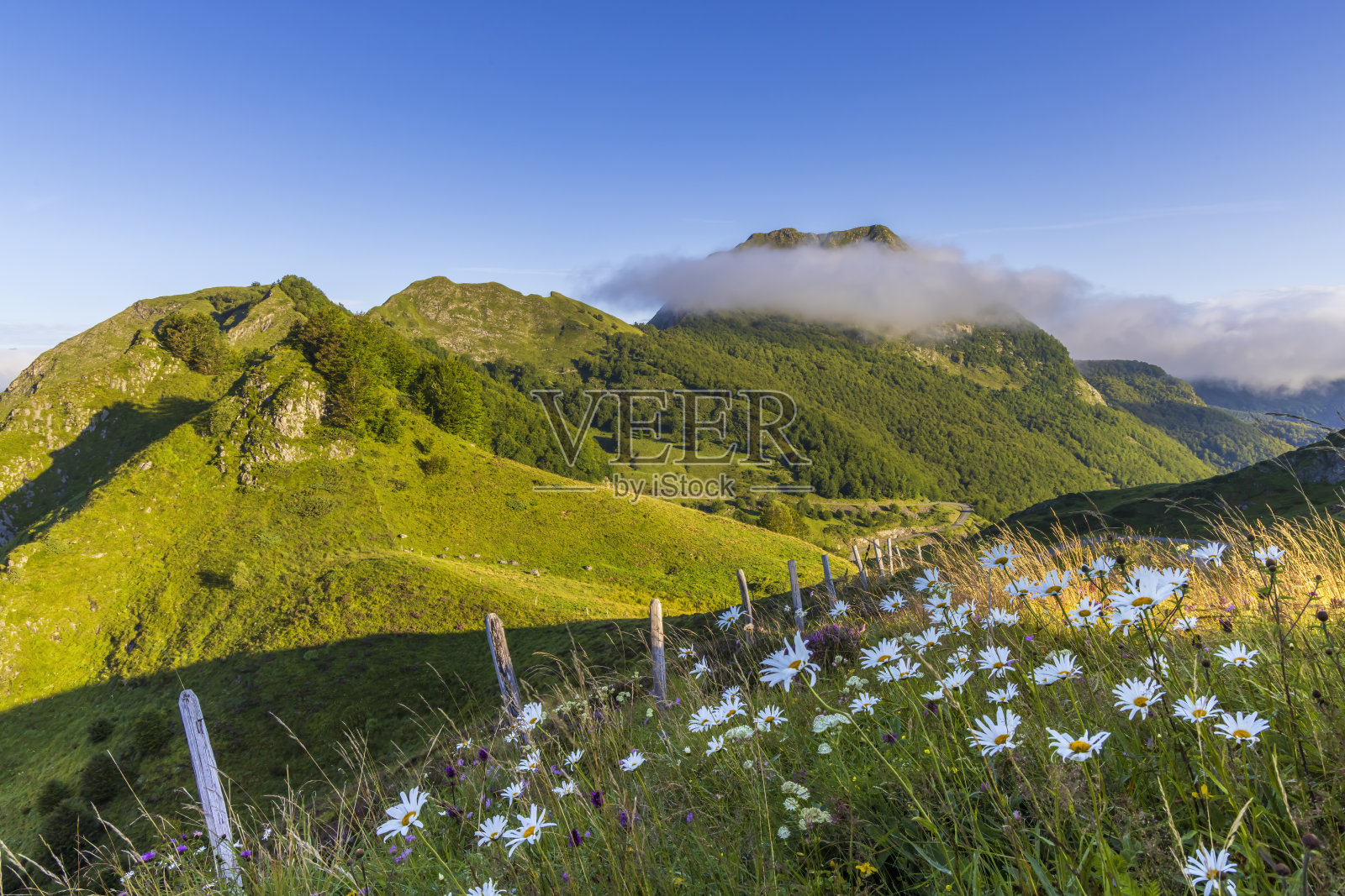 法国比利牛斯山脉阿列日省阿格尼斯山景附近照片摄影图片