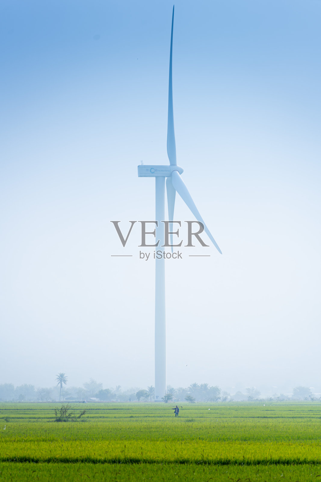 涡轮机绿色能源电力的视图，用于发电的风车，风力涡轮机在越南宁顺省潘朗的稻田里发电照片摄影图片